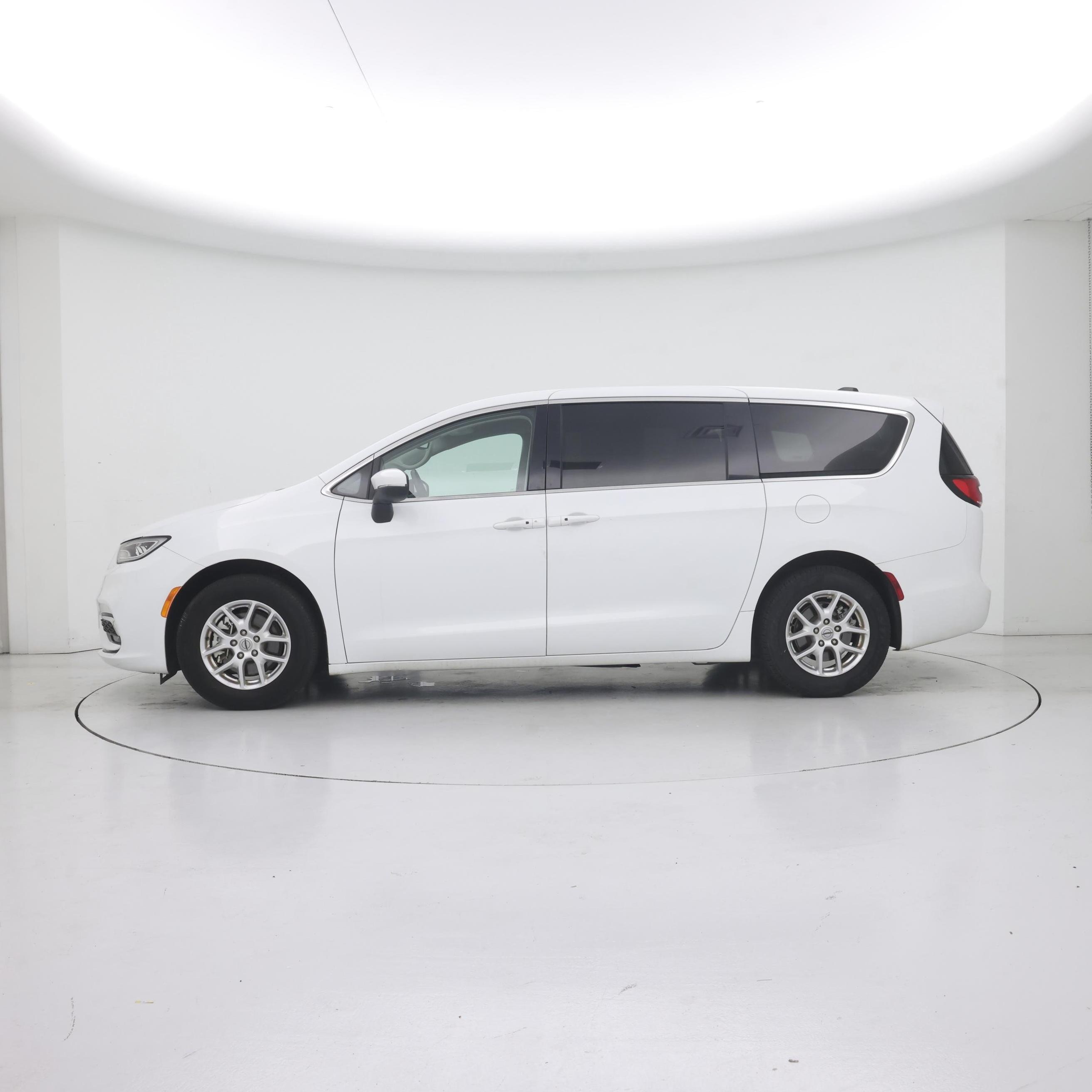 Thumbnail: 2023 Chrysler Pacifica - 3