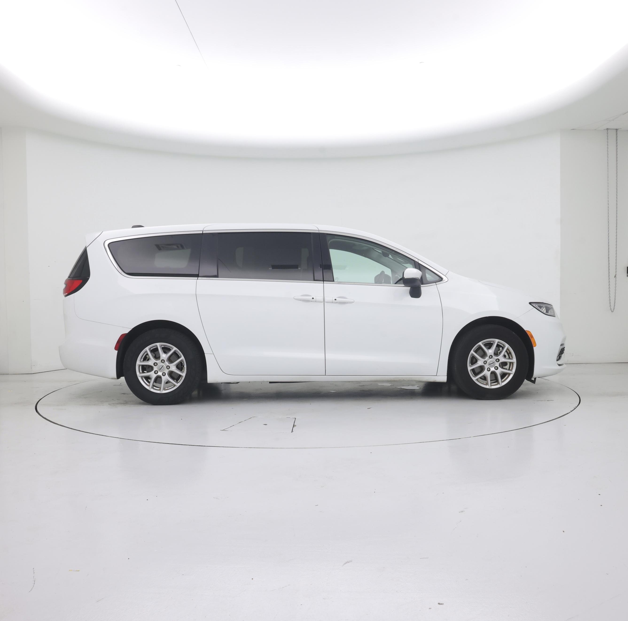 Thumbnail: 2023 Chrysler Pacifica - 7