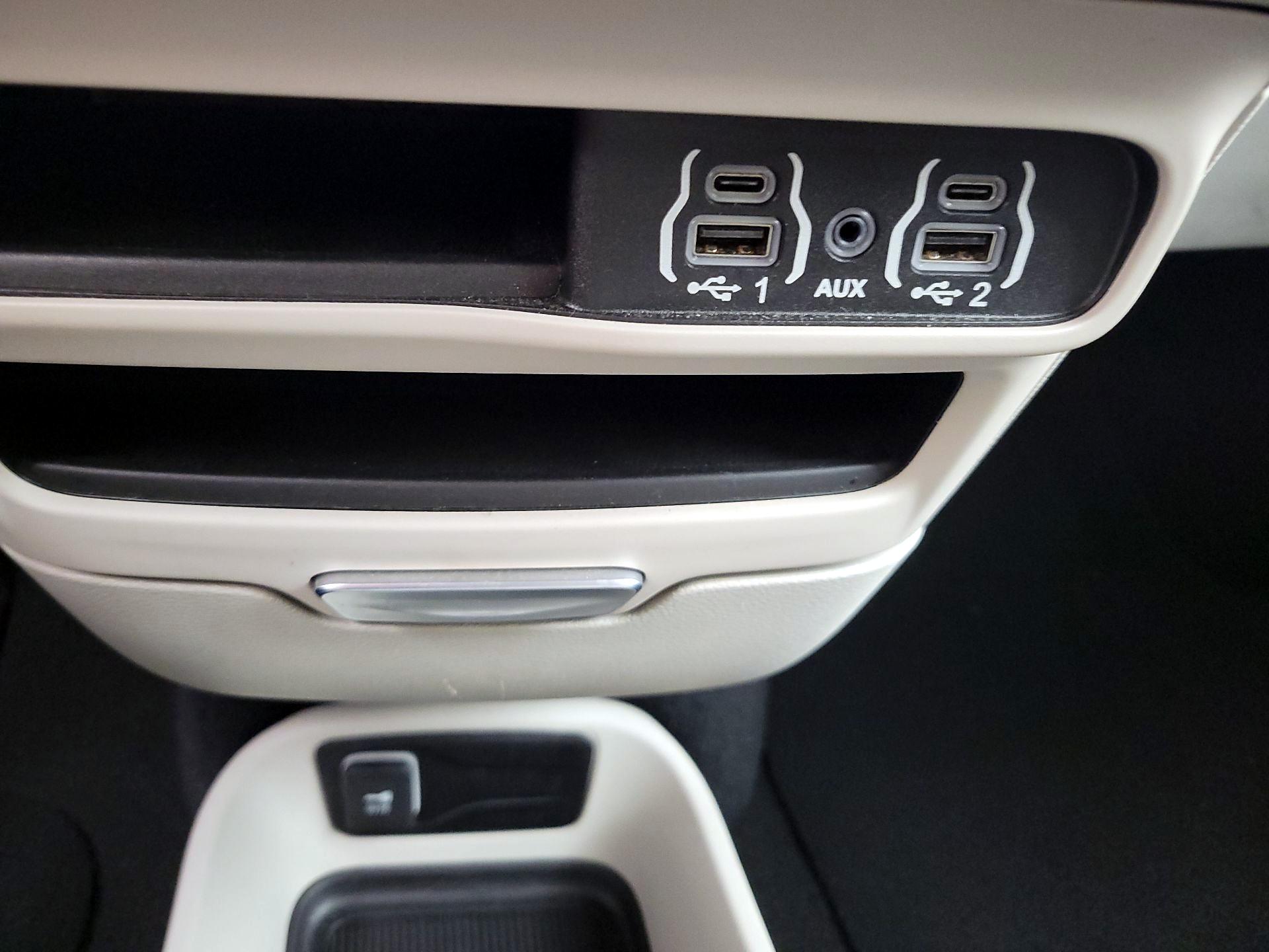 Thumbnail: 2023 Chrysler Pacifica - 18