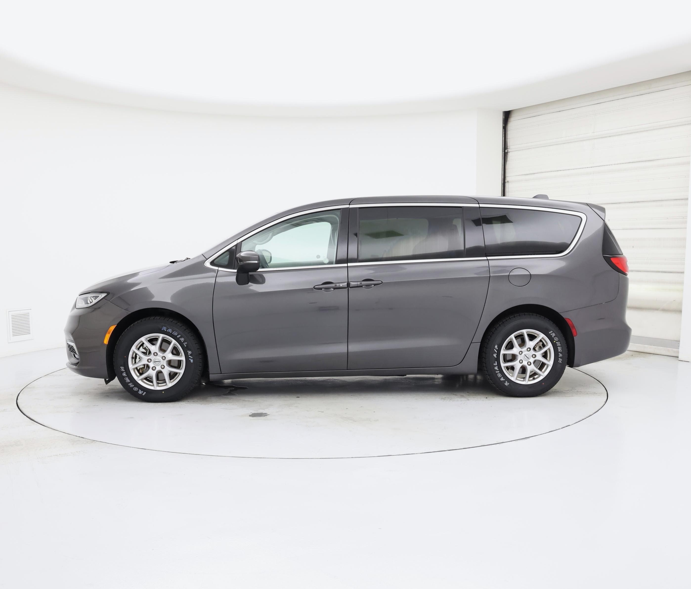 Thumbnail: 2023 Chrysler Pacifica - 3