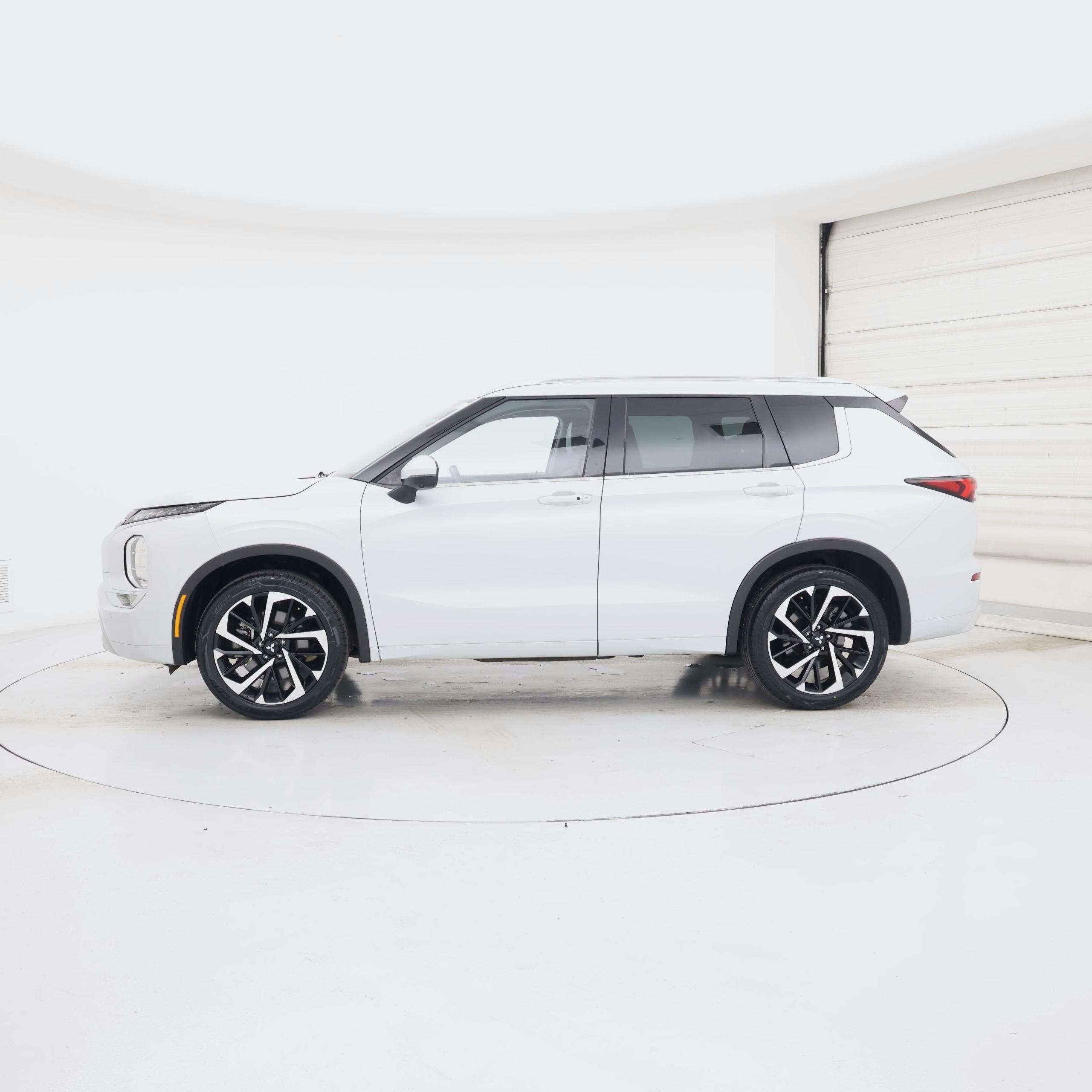 Thumbnail: 2022 Mitsubishi Outlander - 3
