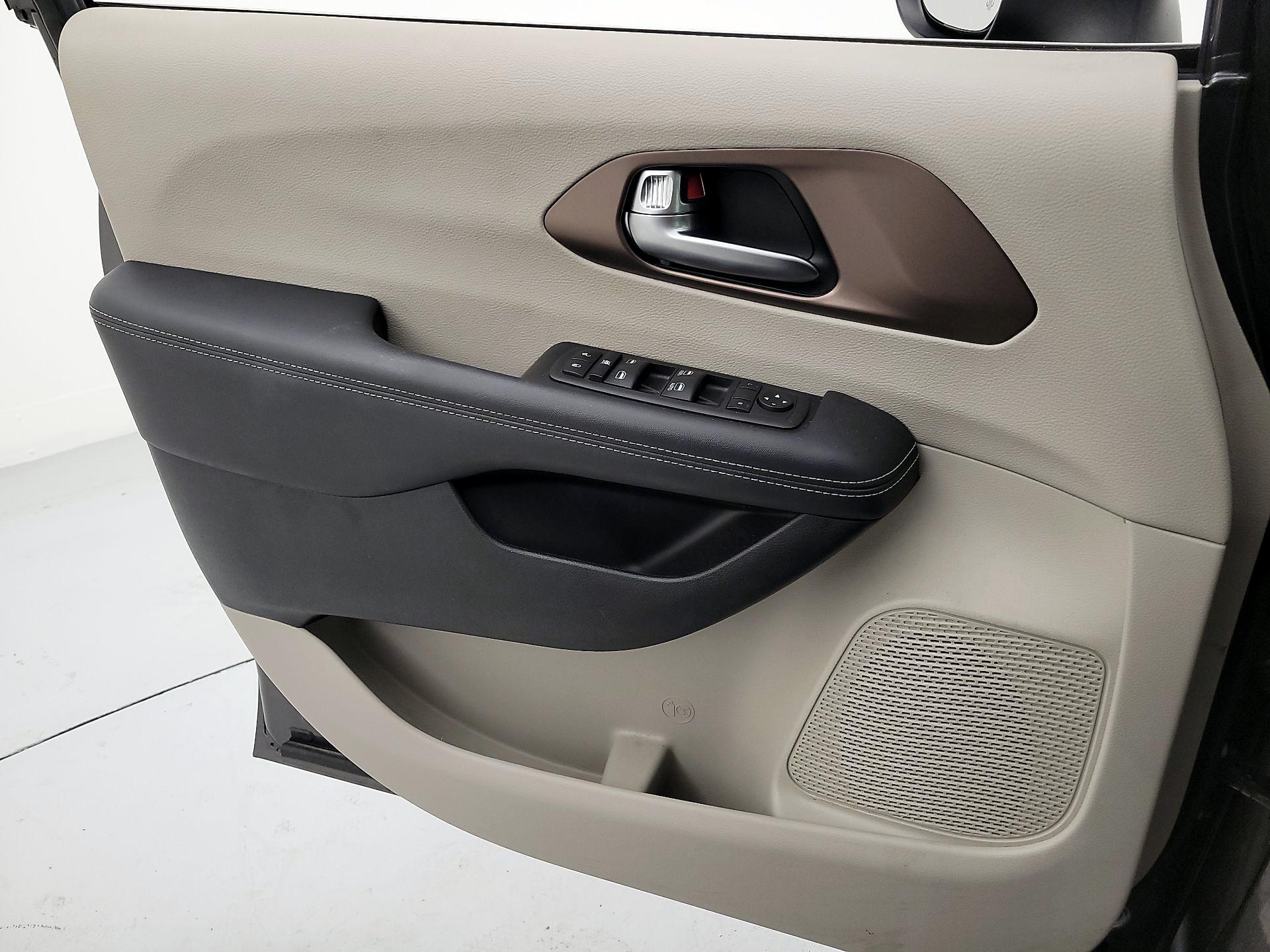 Thumbnail: 2023 Chrysler Voyager - 12