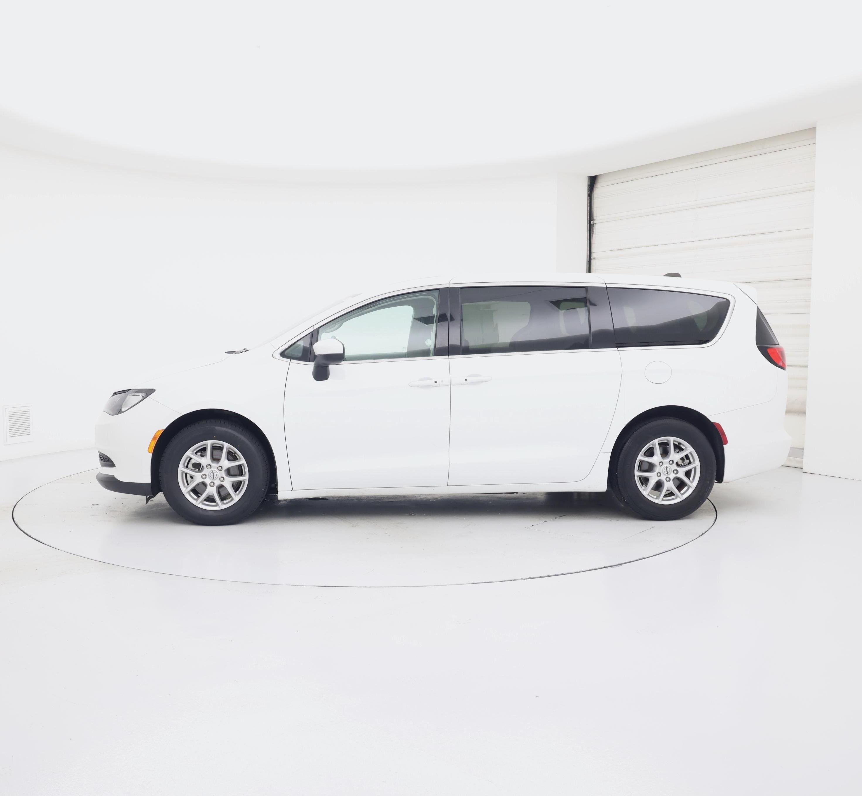 Thumbnail: 2023 Chrysler Voyager - 3