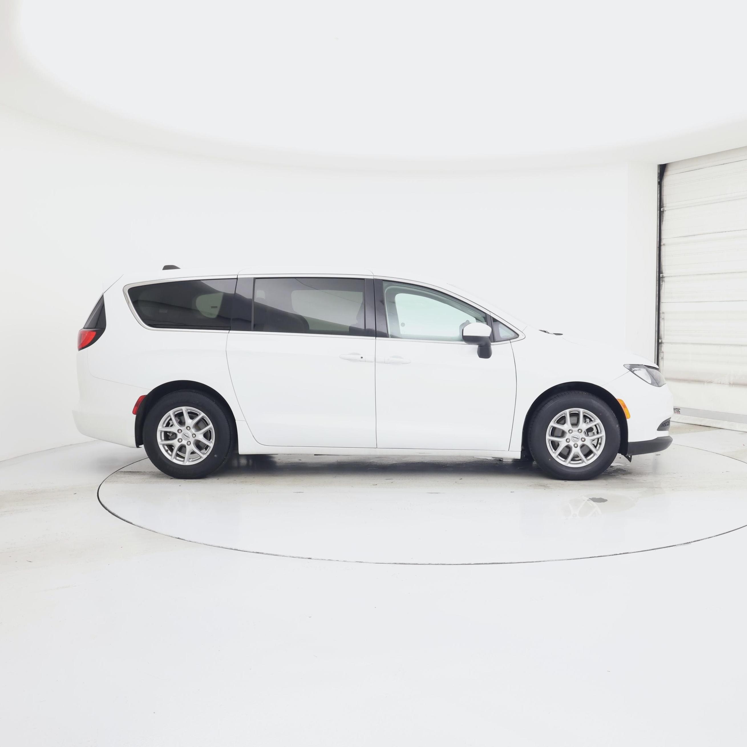 Thumbnail: 2023 Chrysler Voyager - 7