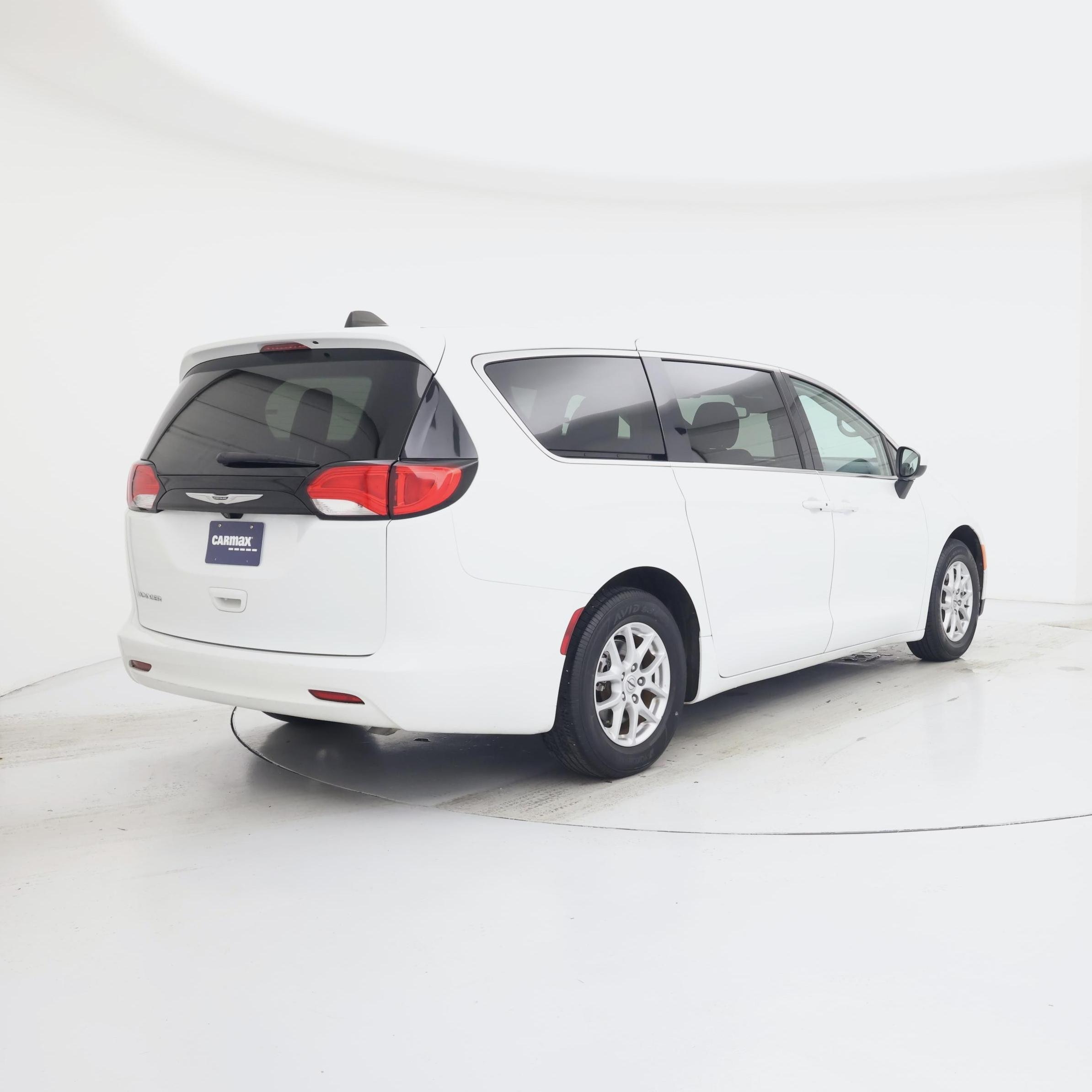 Thumbnail: 2023 Chrysler Voyager - 8