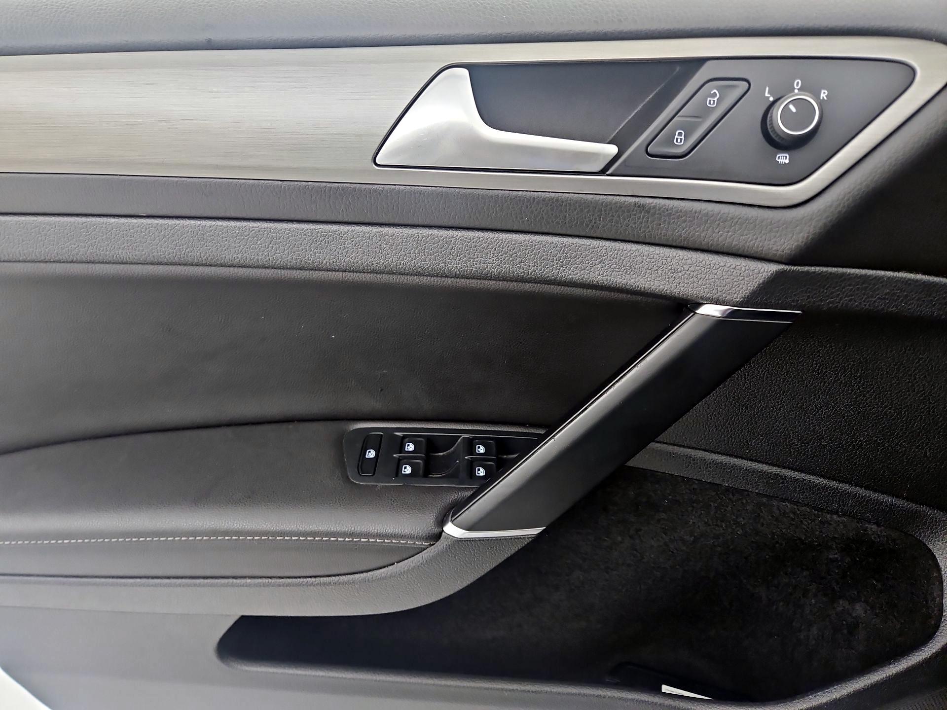 Thumbnail: 2016 Volkswagen Golf - 12