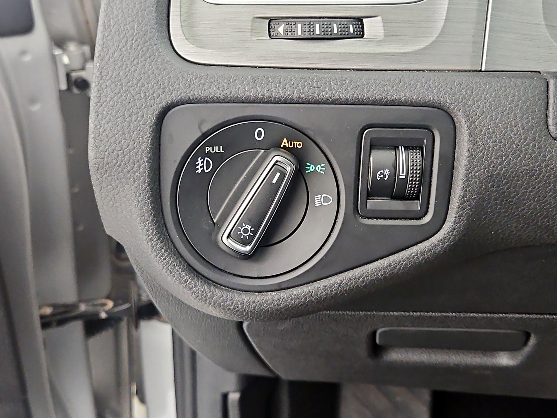 Thumbnail: 2016 Volkswagen Golf - 13