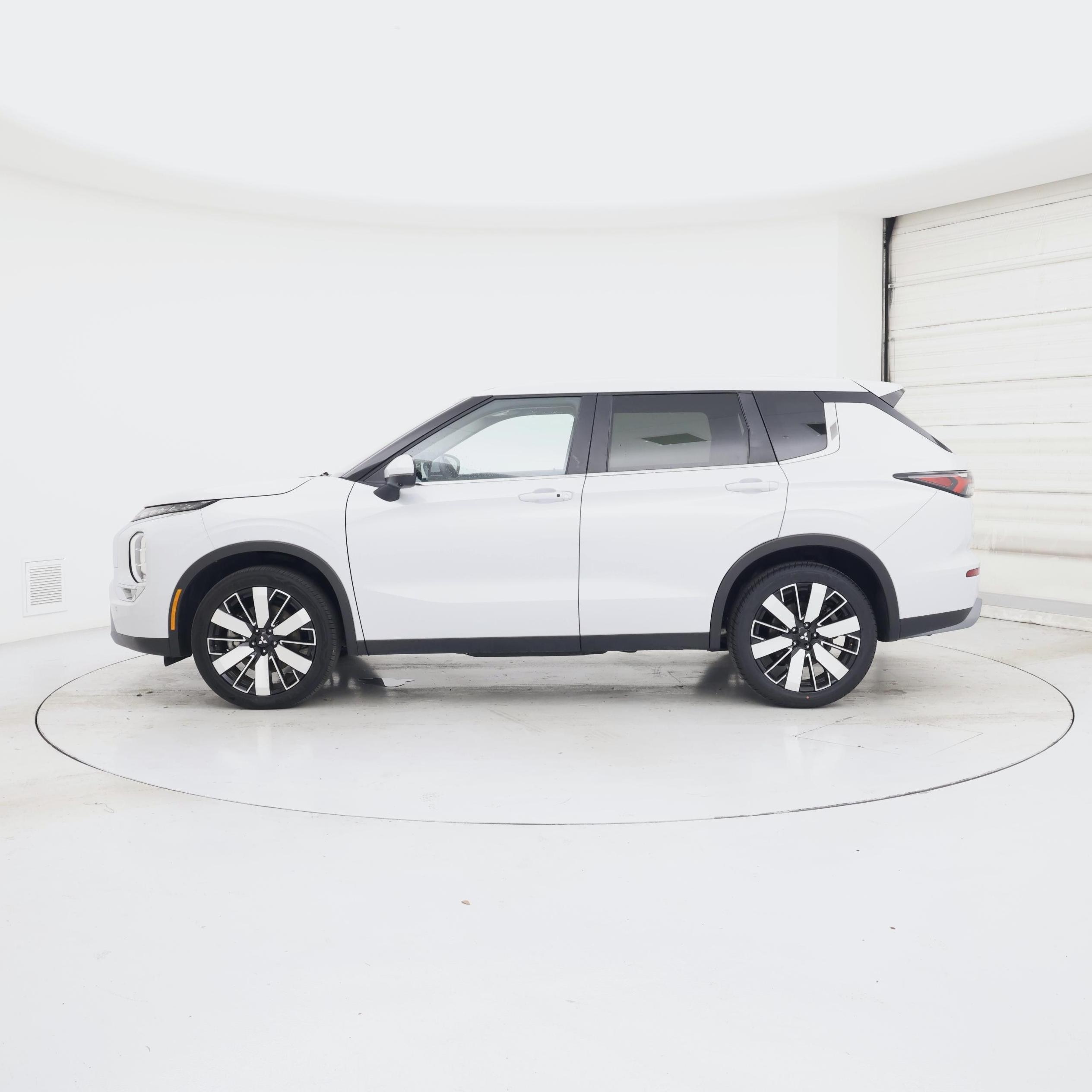Thumbnail: 2025 Mitsubishi Outlander - 3