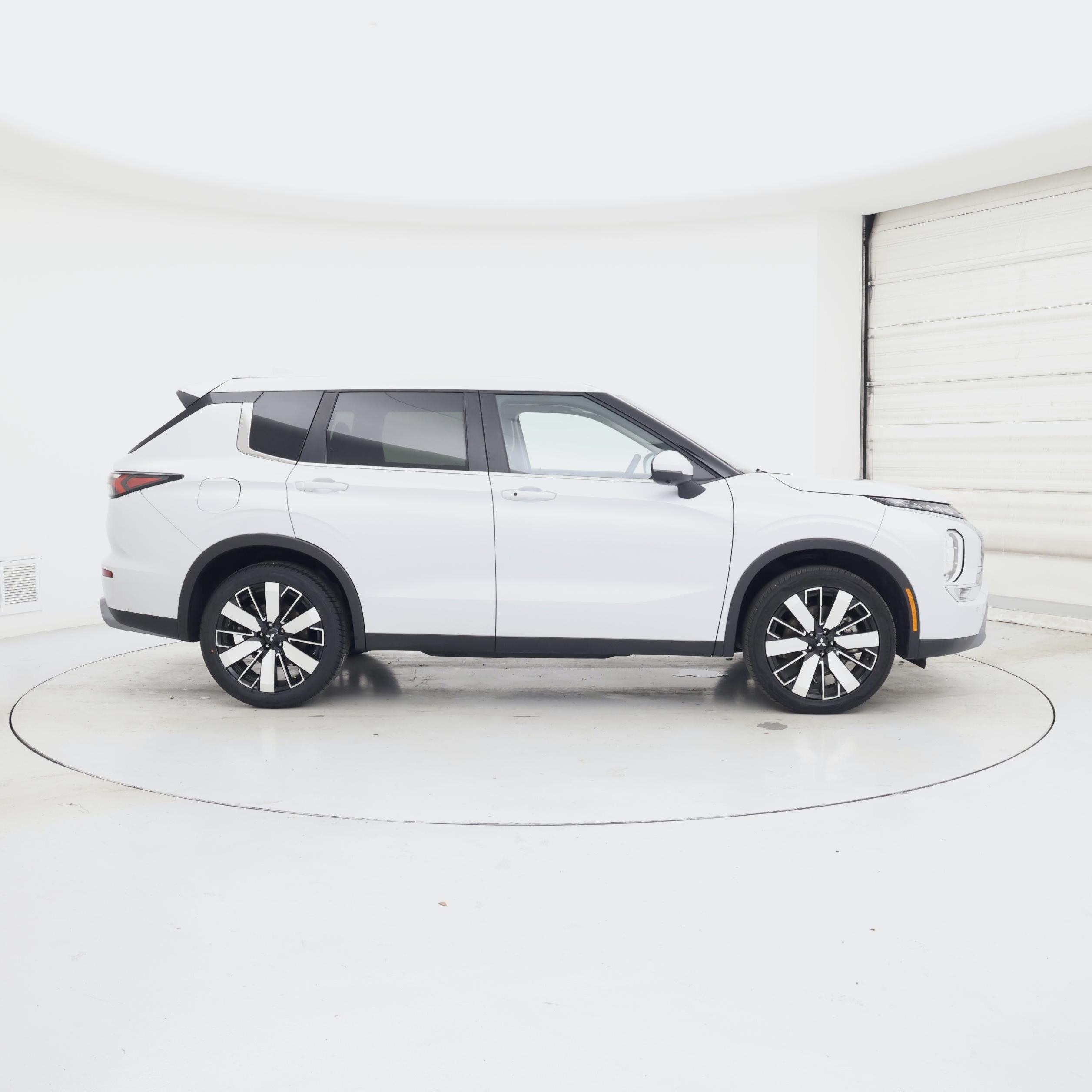 Thumbnail: 2025 Mitsubishi Outlander - 7