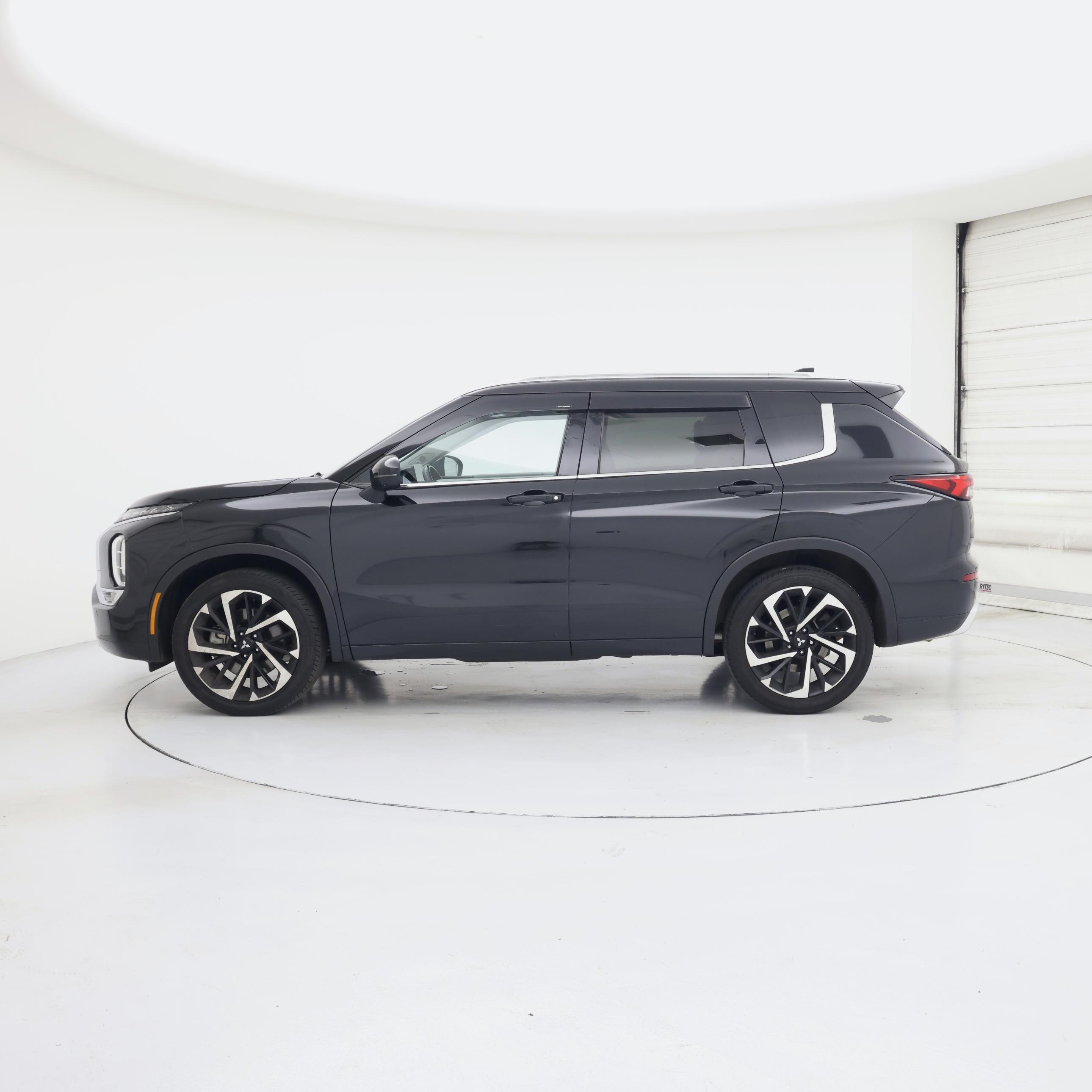 Thumbnail: 2024 Mitsubishi Outlander - 3