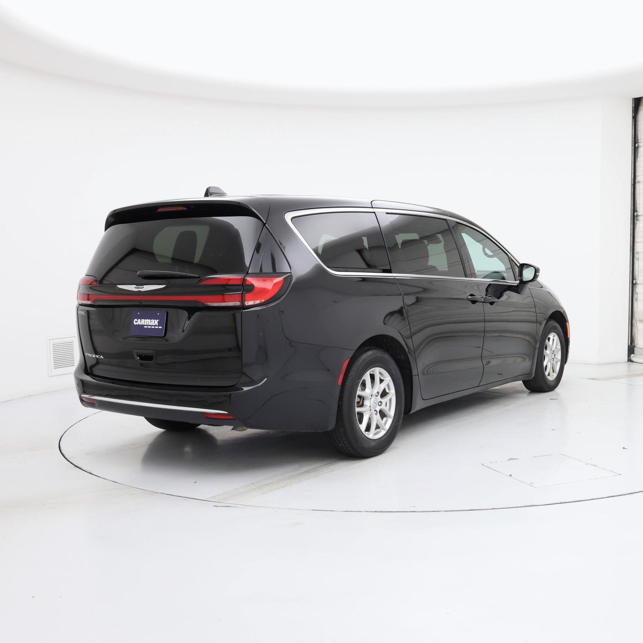 Thumbnail: 2025 Chrysler Pacifica - 8