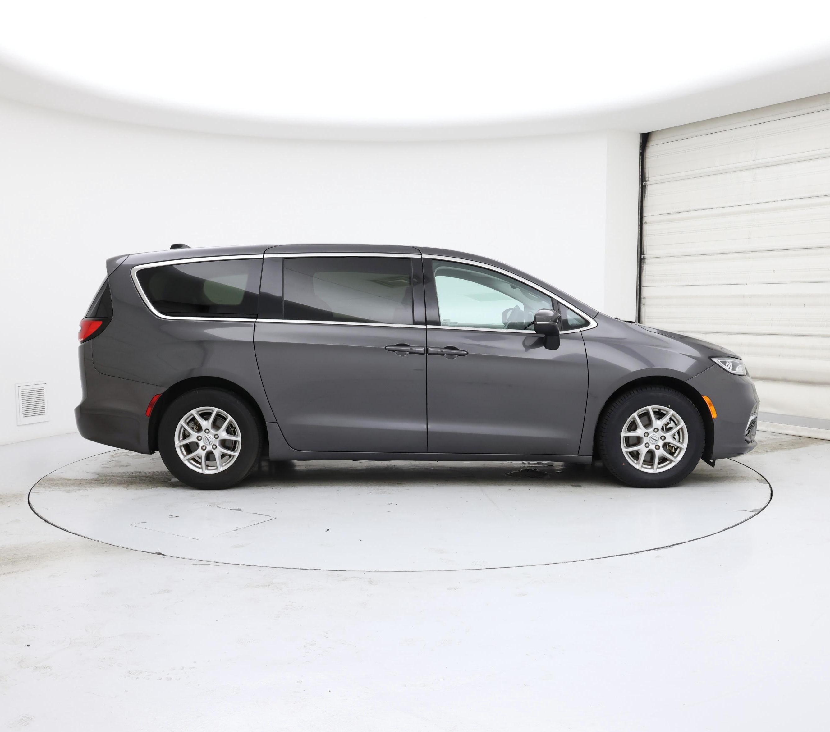Thumbnail: 2023 Chrysler Pacifica - 7