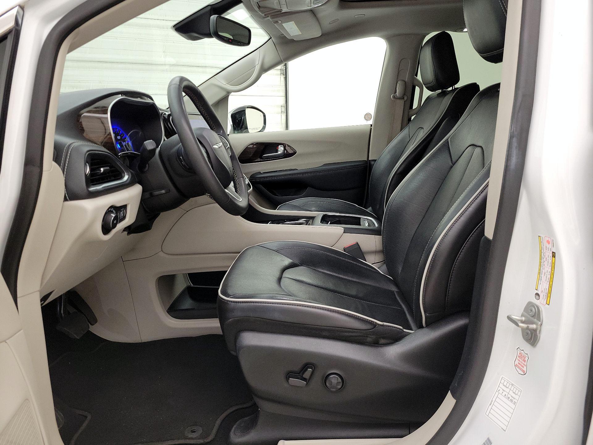 Thumbnail: 2023 Chrysler Pacifica - 11