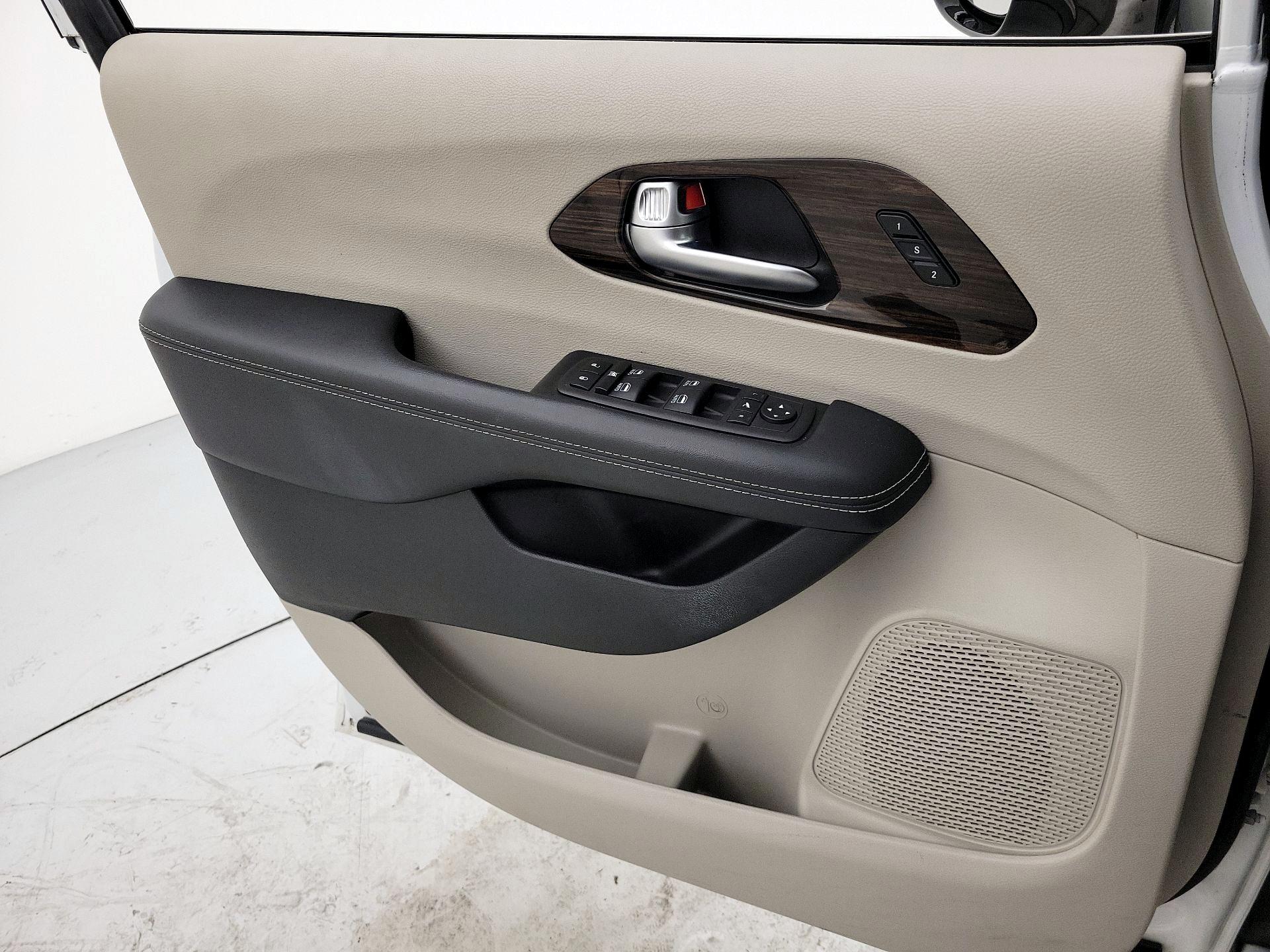 Thumbnail: 2023 Chrysler Pacifica - 12