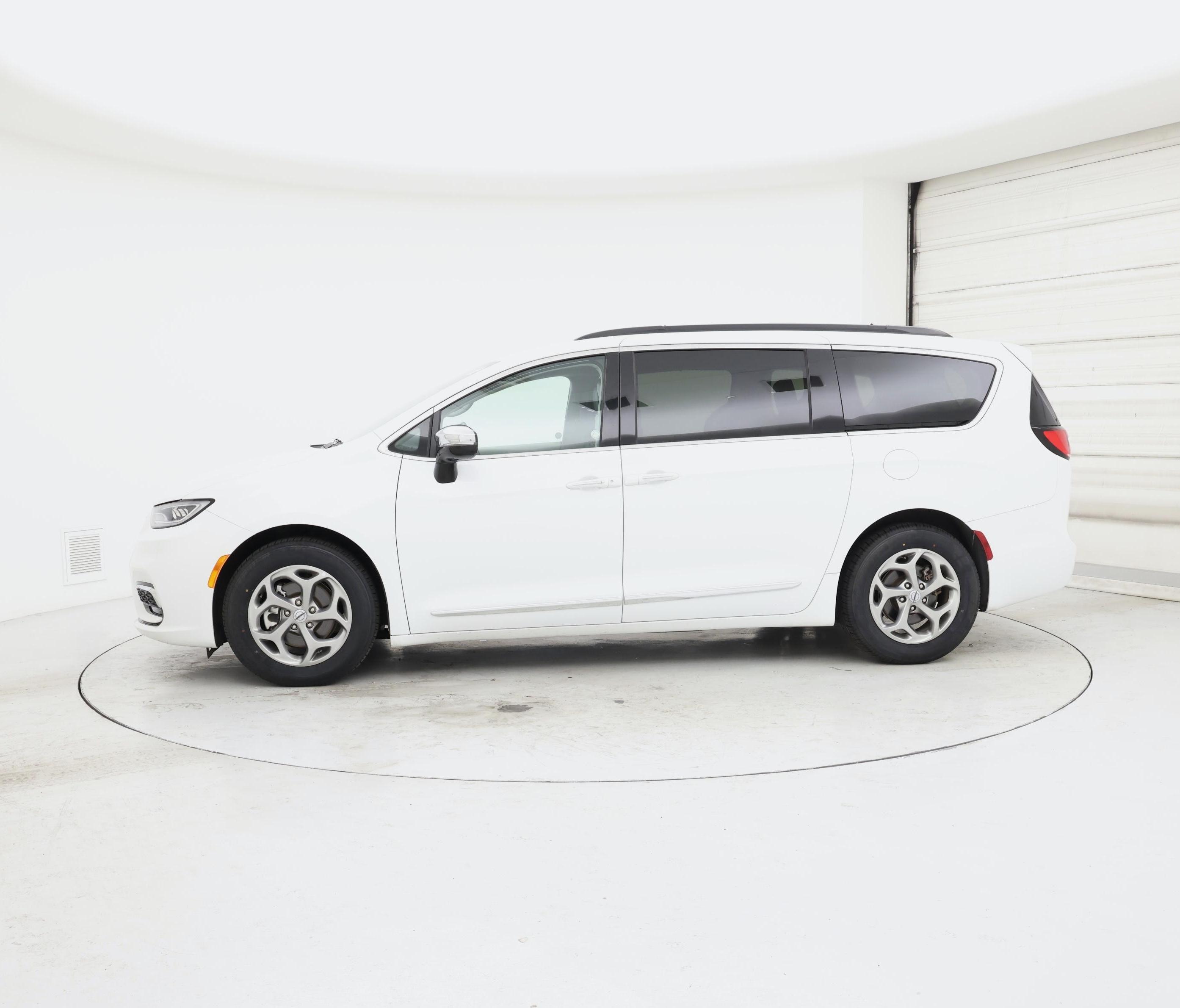 Thumbnail: 2023 Chrysler Pacifica - 3