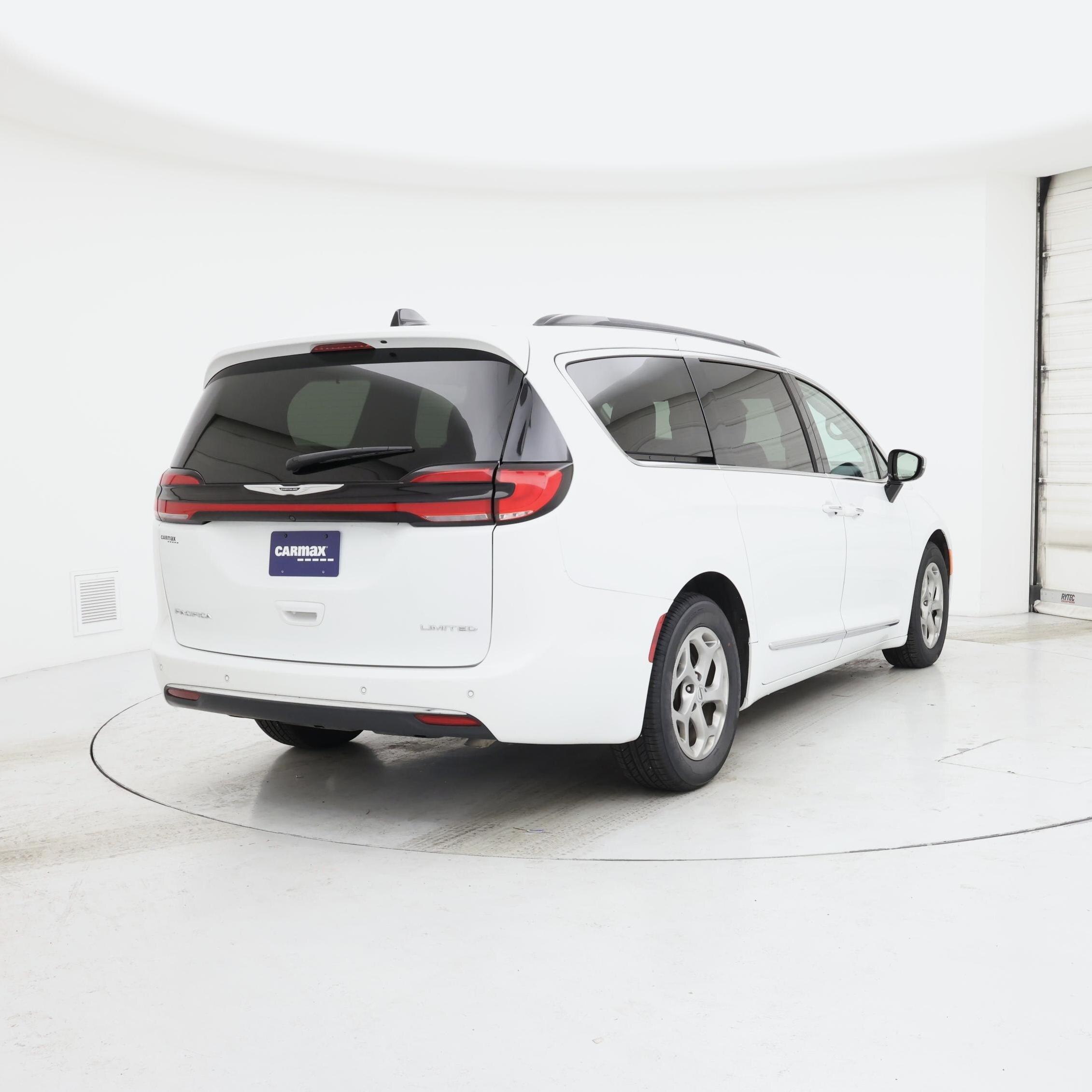 Thumbnail: 2023 Chrysler Pacifica - 8