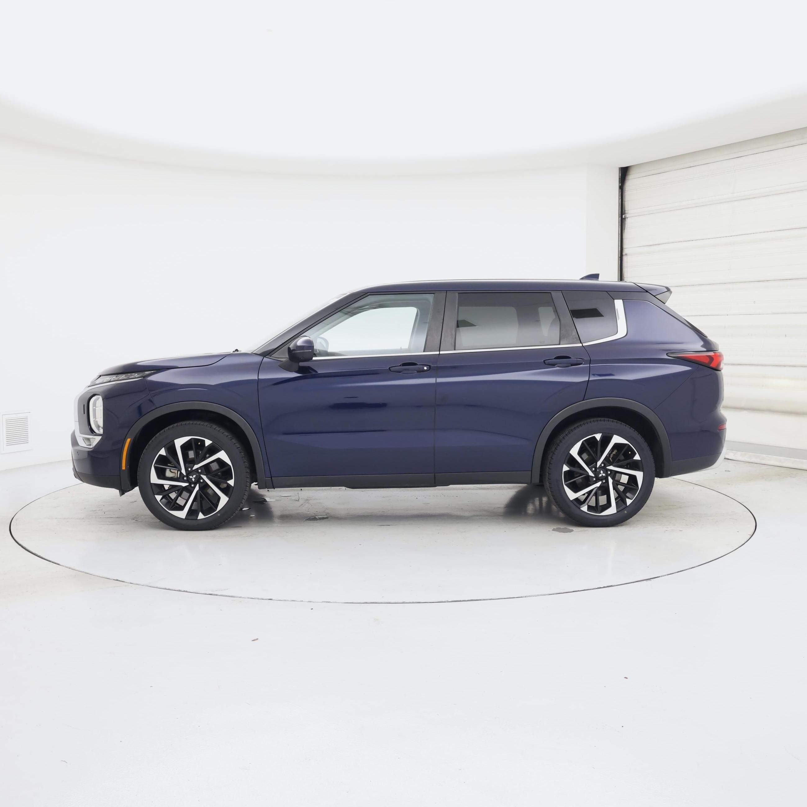 Thumbnail: 2023 Mitsubishi Outlander - 3