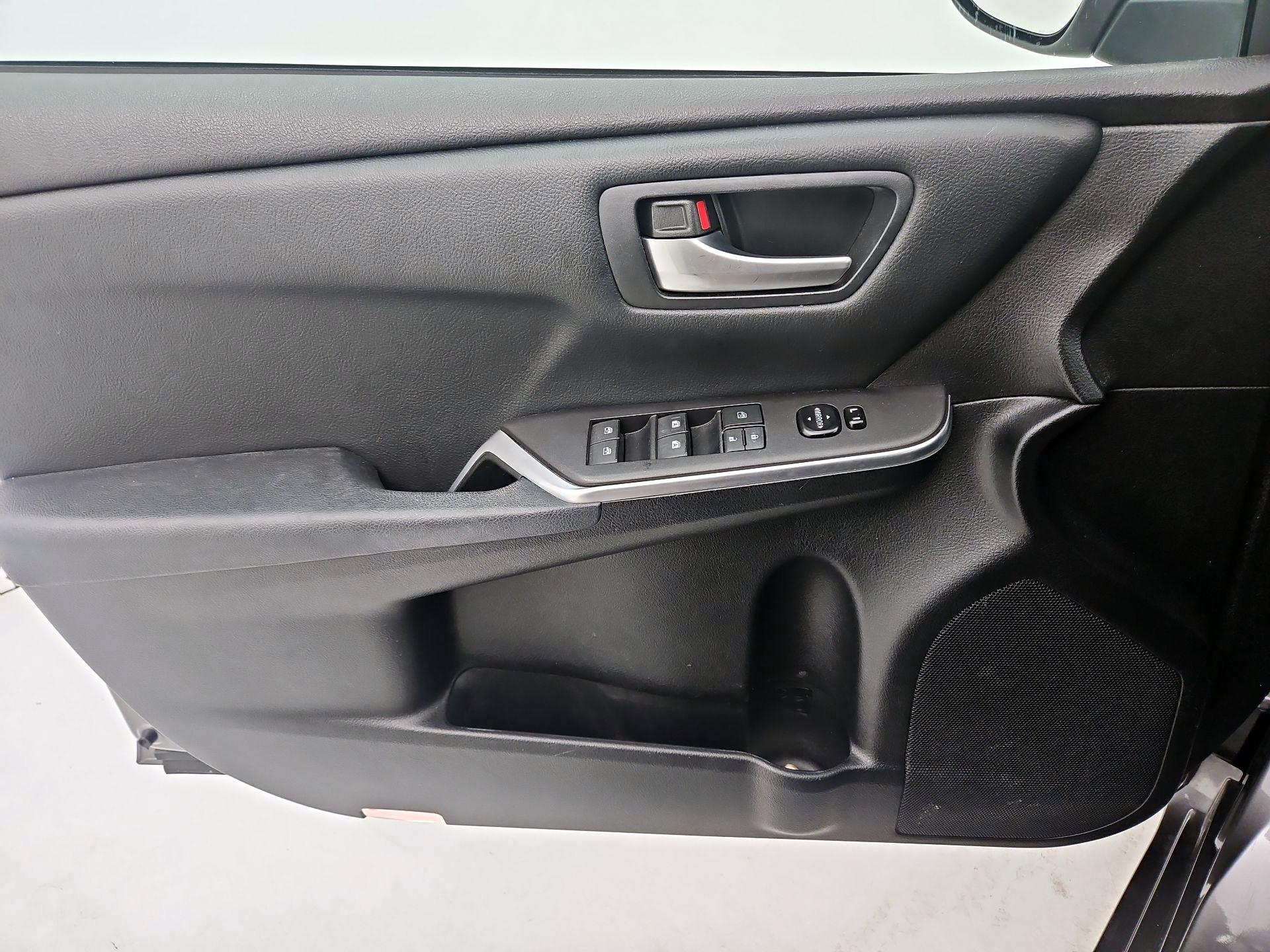 Thumbnail: 2016 Toyota Camry - 12