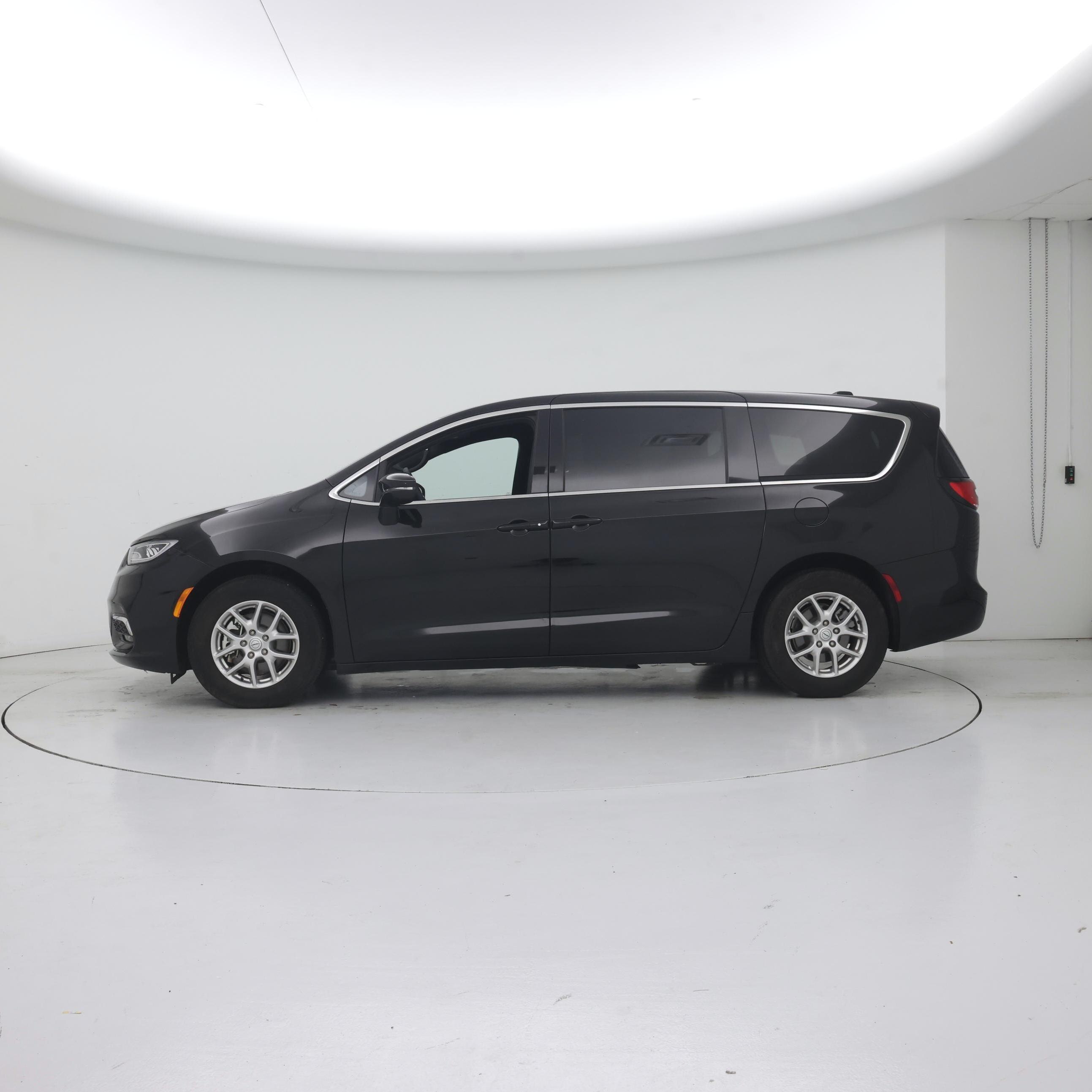 Thumbnail: 2025 Chrysler Pacifica - 3