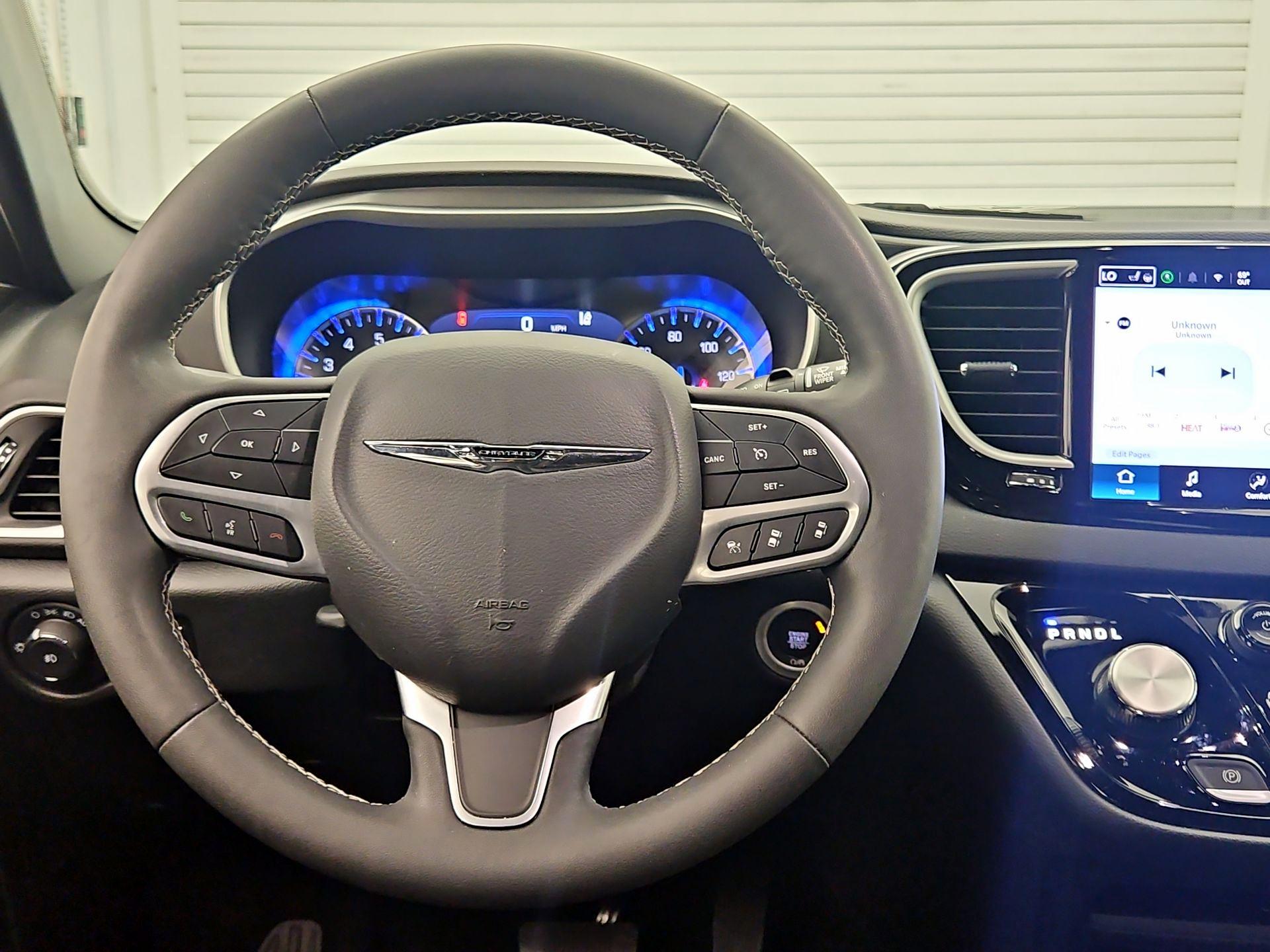 Thumbnail: 2025 Chrysler Pacifica - 10