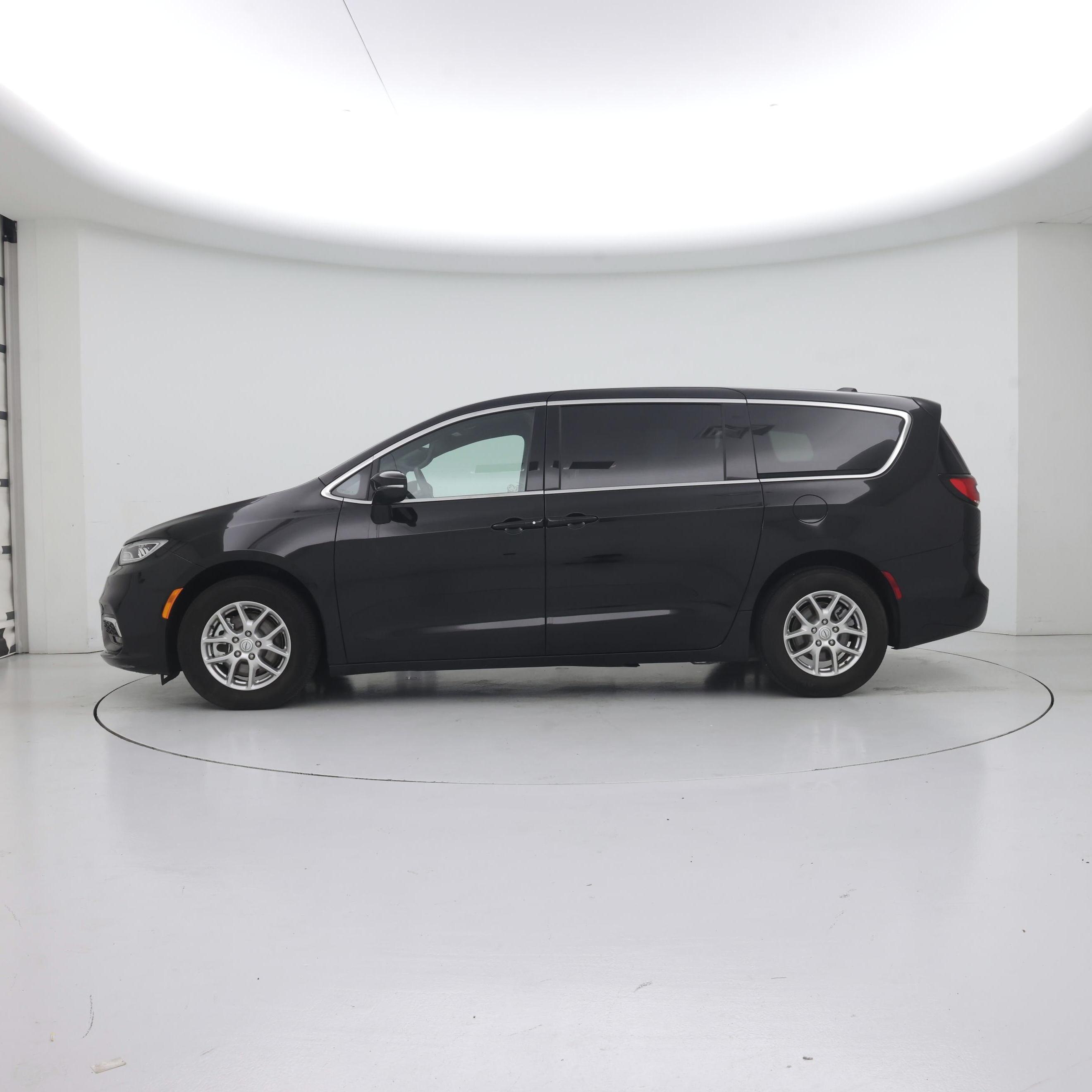 Thumbnail: 2025 Chrysler Pacifica - 3
