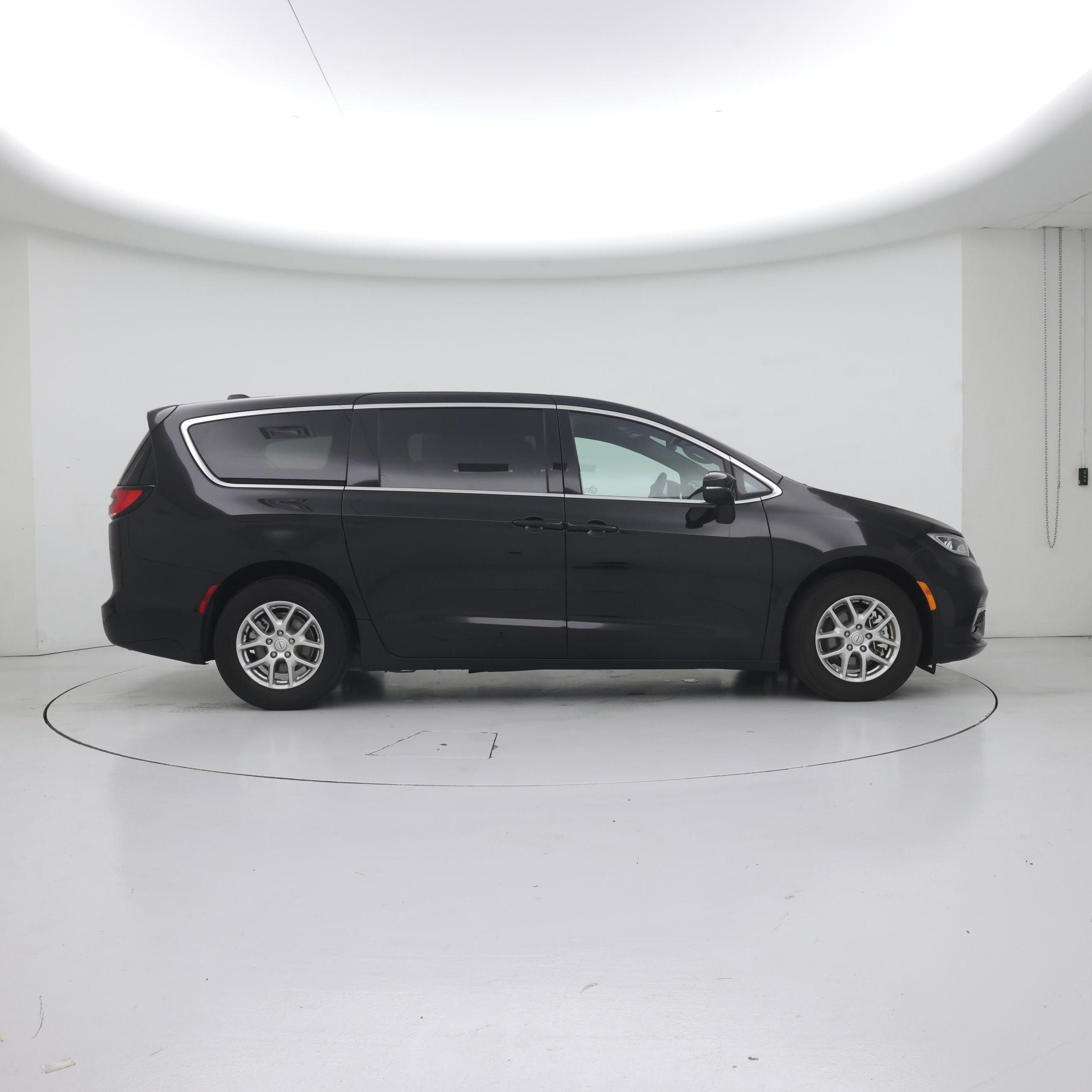 Thumbnail: 2025 Chrysler Pacifica - 7