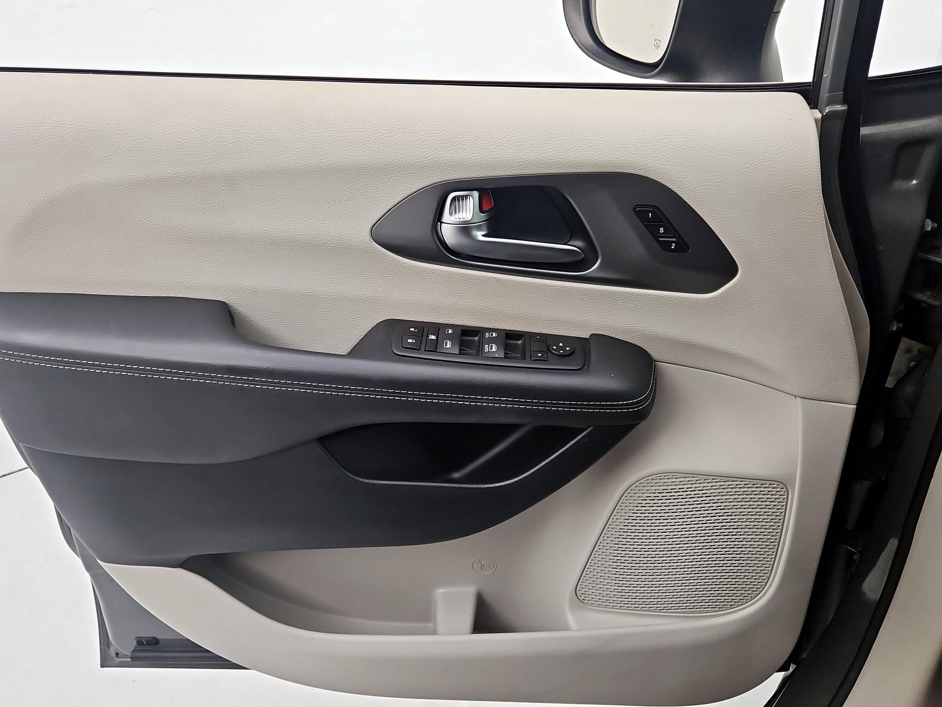 Thumbnail: 2023 Chrysler Pacifica - 12