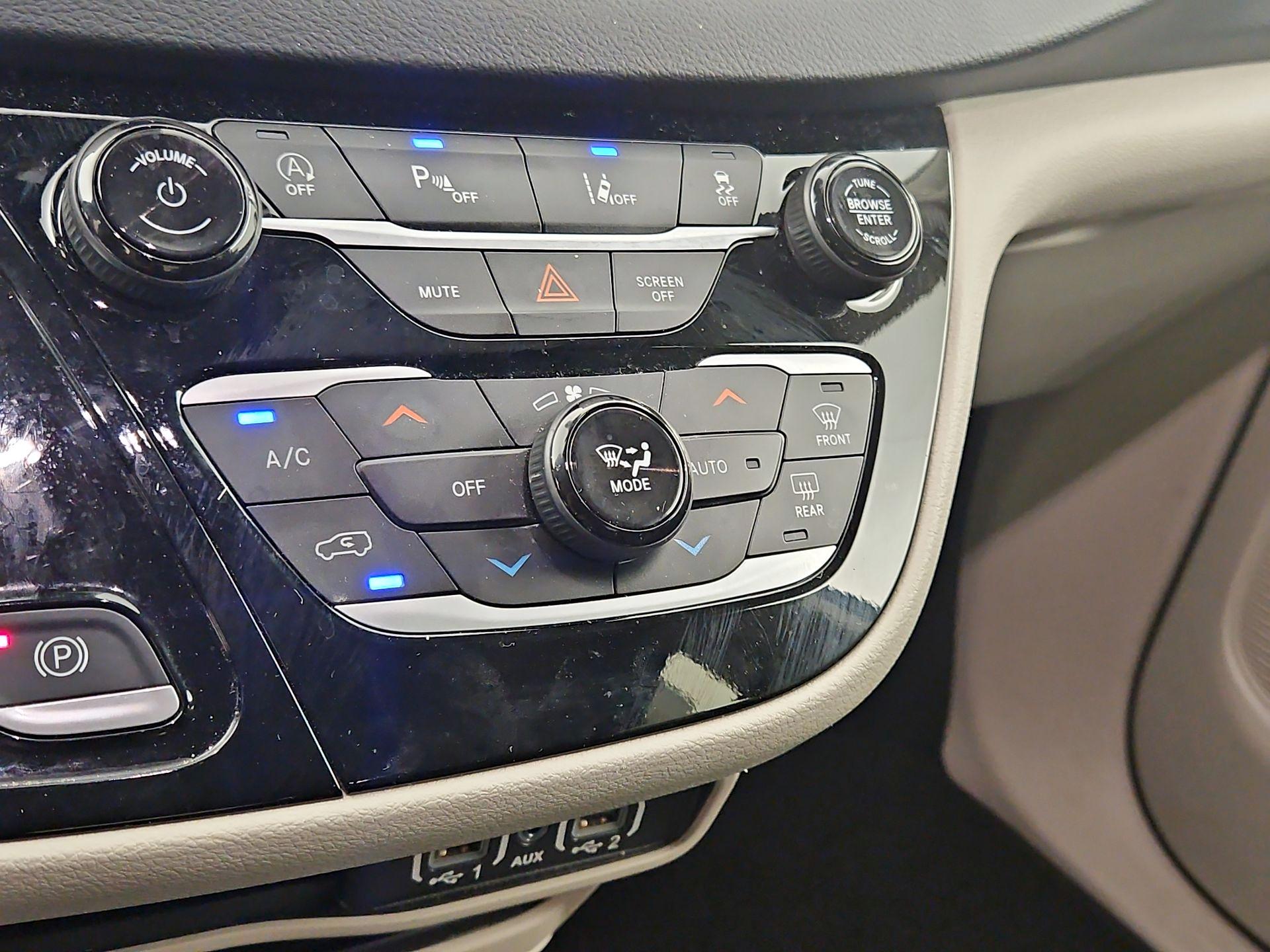 Thumbnail: 2023 Chrysler Pacifica - 16