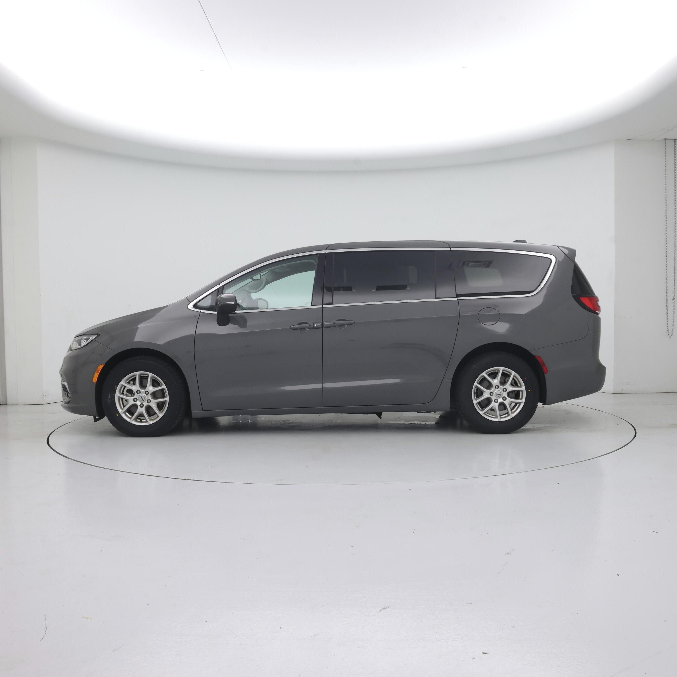 Thumbnail: 2023 Chrysler Pacifica - 3