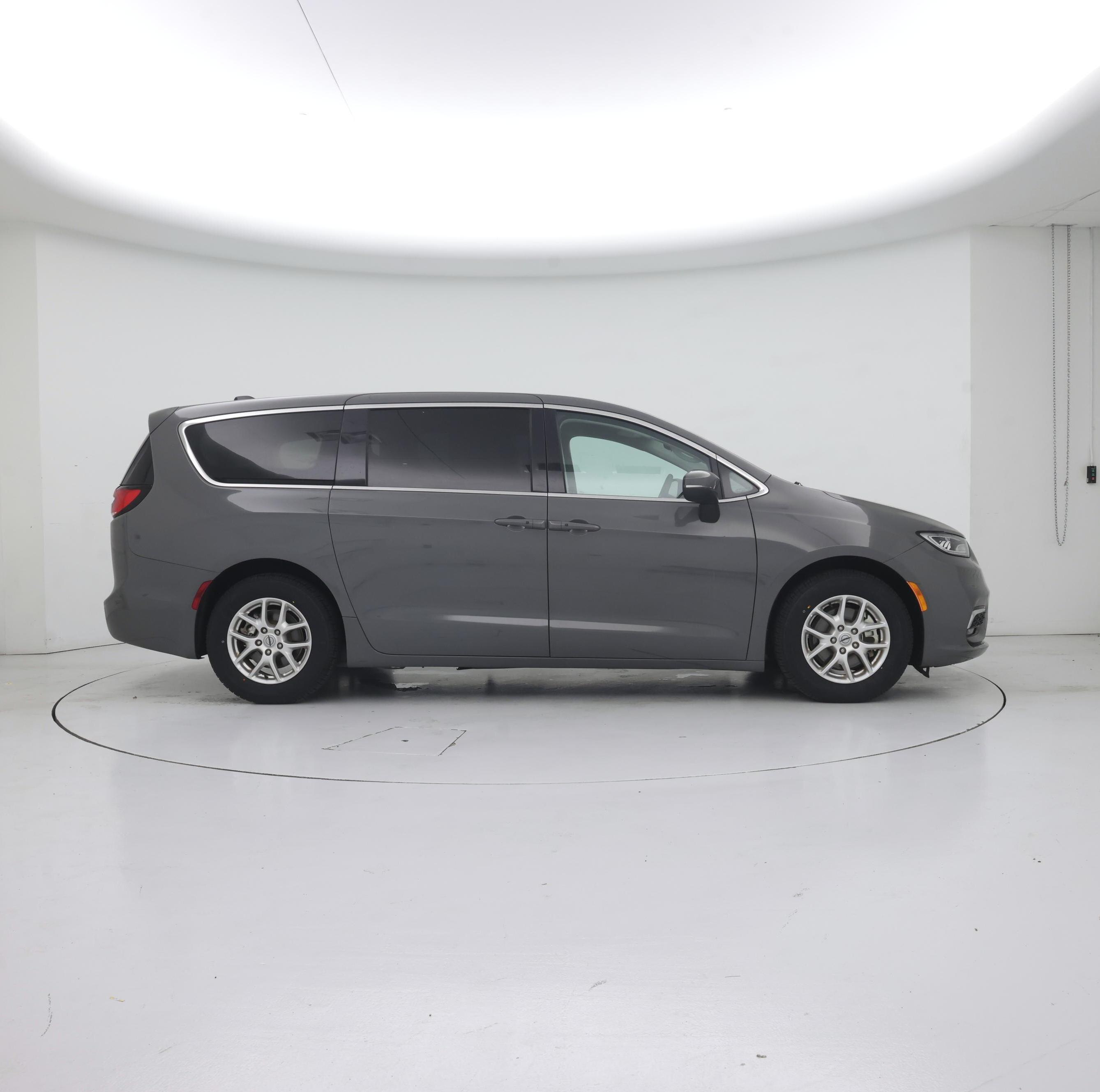 Thumbnail: 2023 Chrysler Pacifica - 7