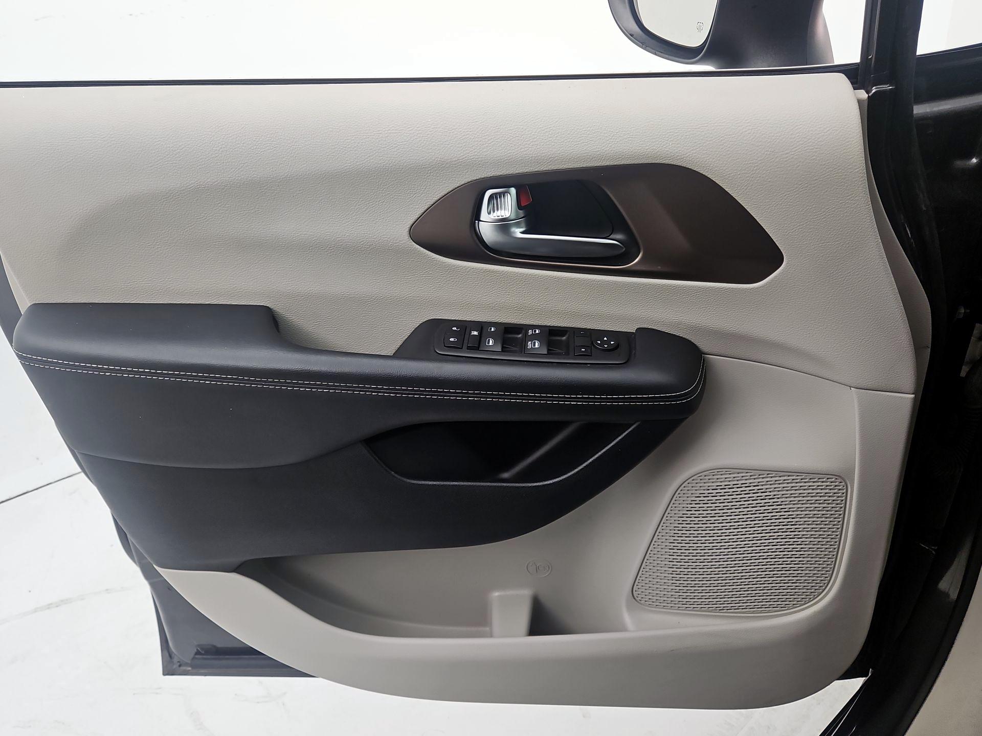 Thumbnail: 2023 Chrysler Voyager - 12