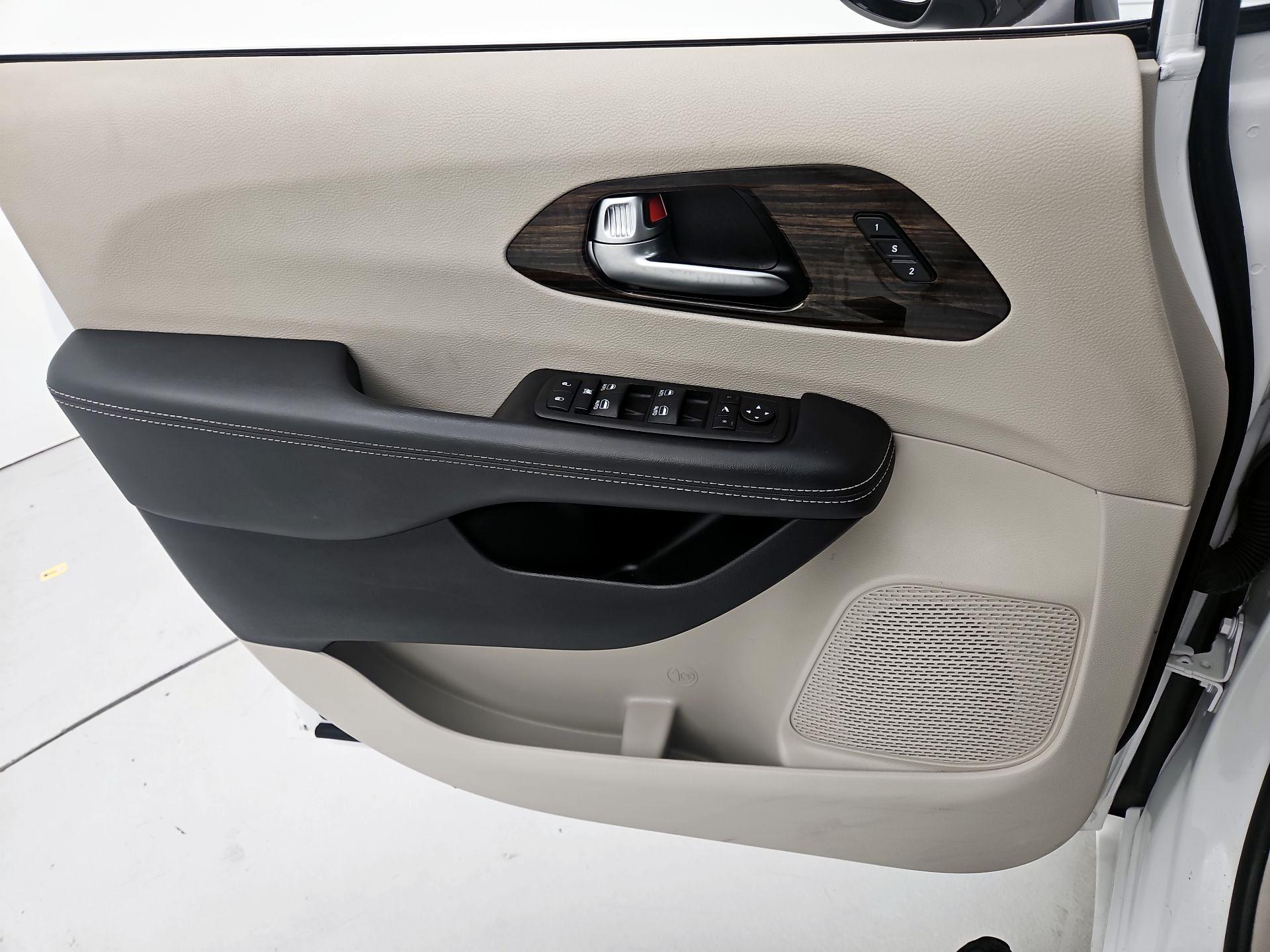 Thumbnail: 2023 Chrysler Pacifica - 12