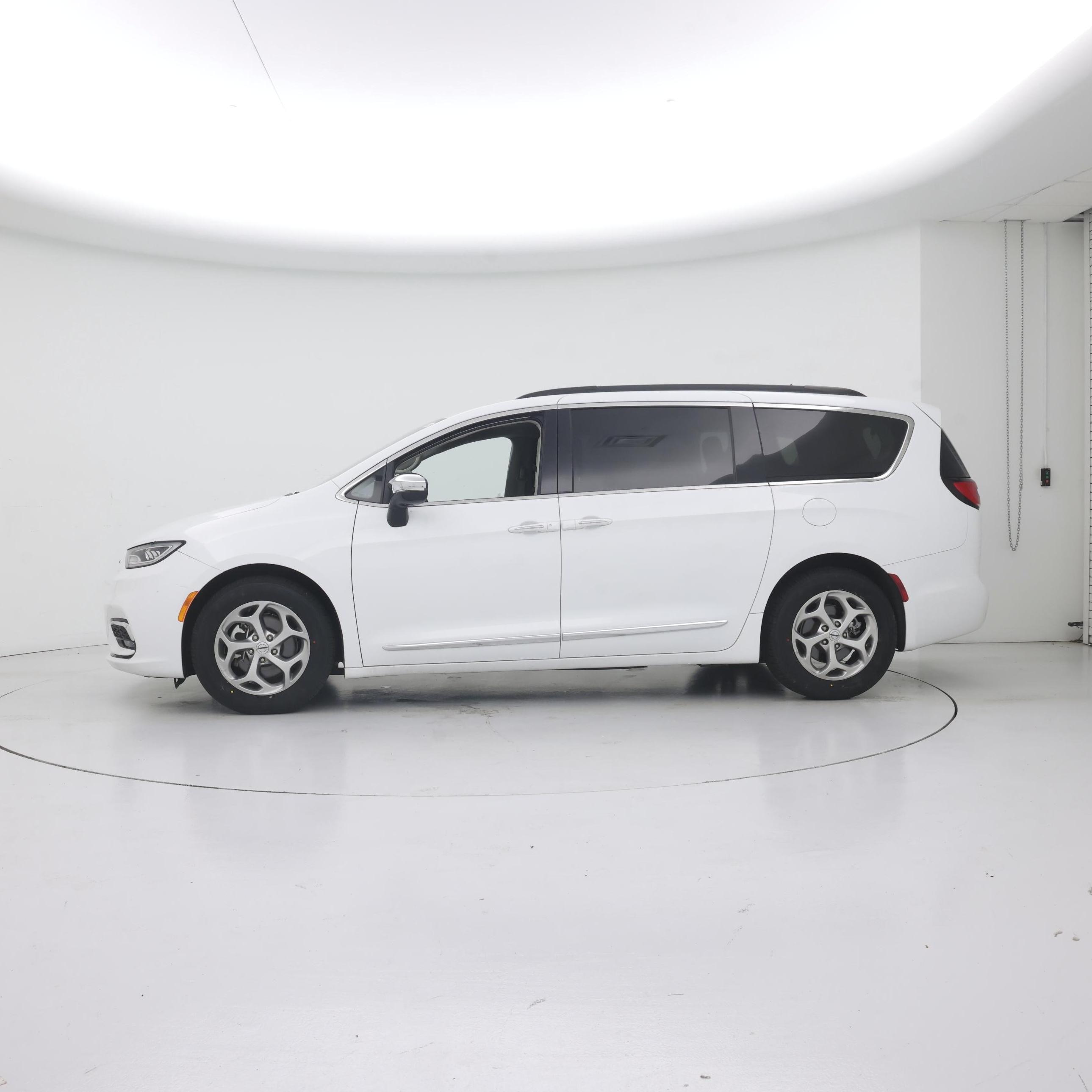 Thumbnail: 2023 Chrysler Pacifica - 3