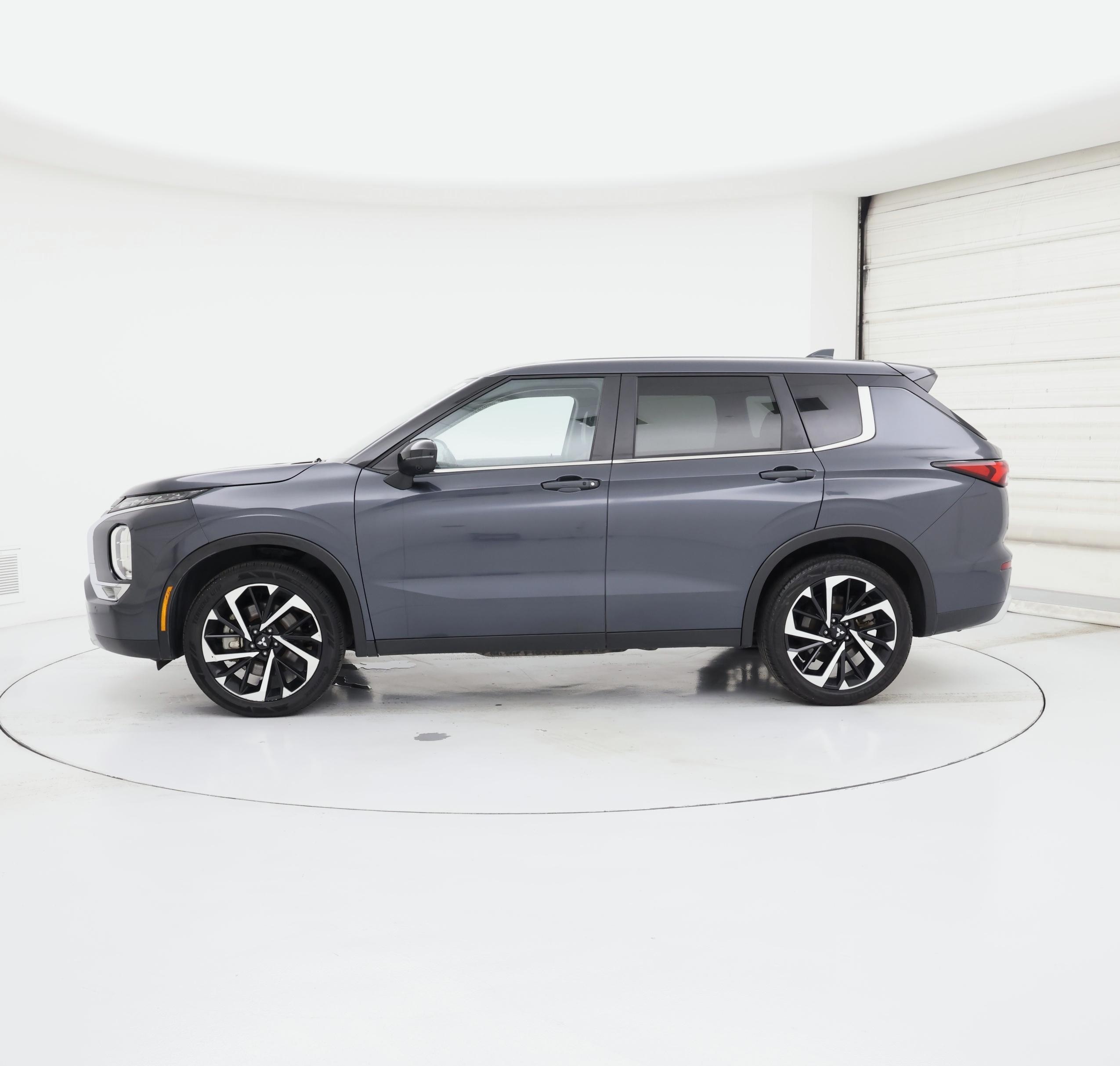 Thumbnail: 2024 Mitsubishi Outlander - 3