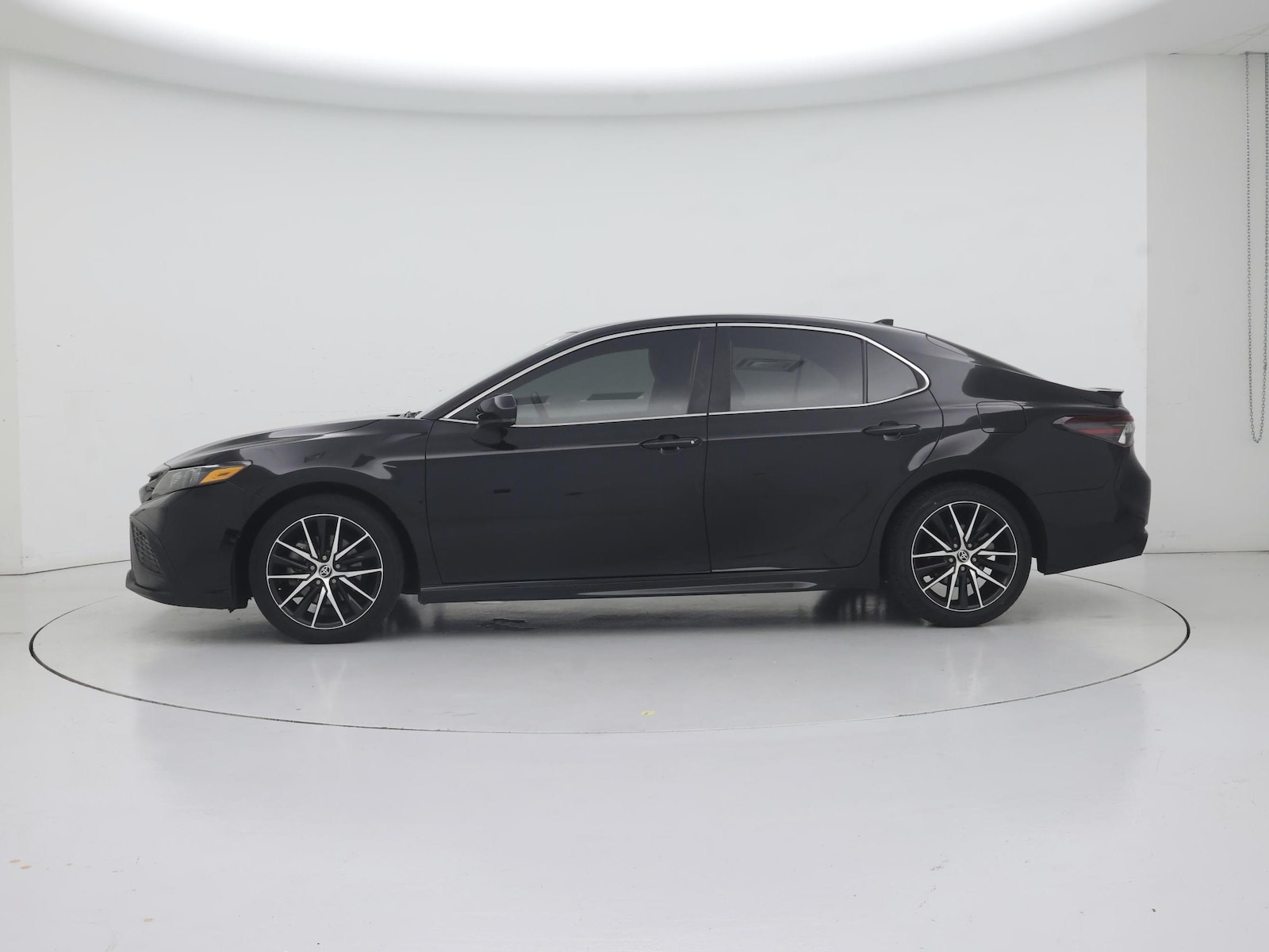 2023 Toyota Camry SE - Photo 4