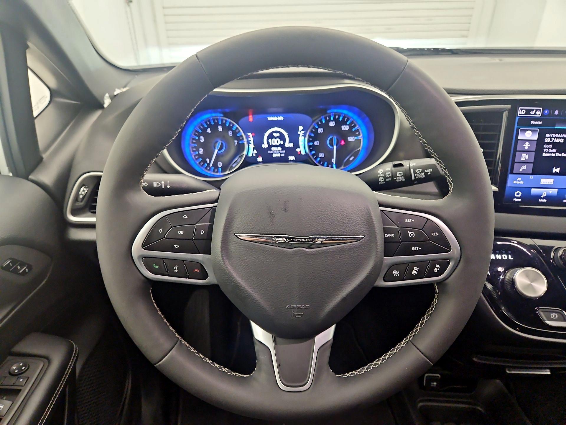 Thumbnail: 2025 Chrysler Pacifica - 10