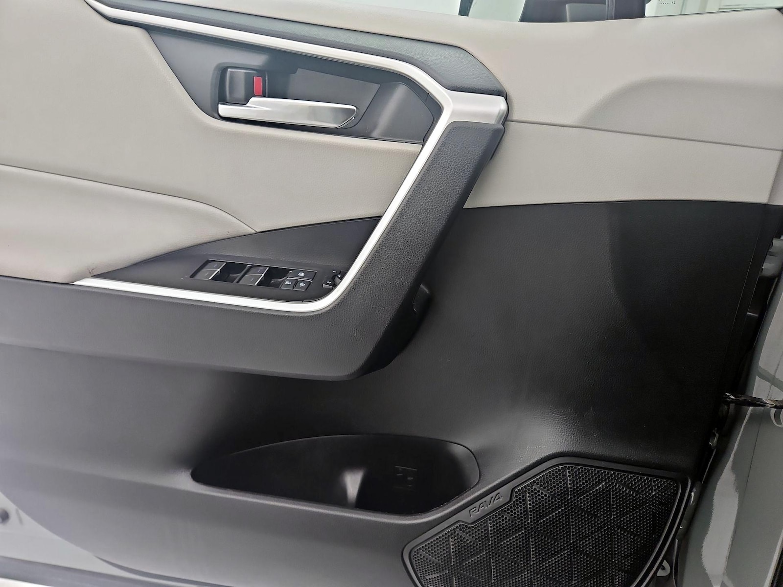 2022 Toyota RAV4 XLE - Photo 13