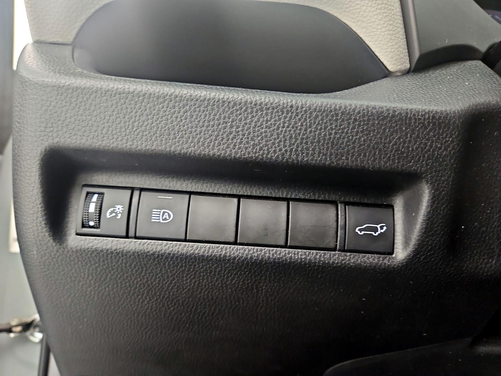 2022 Toyota RAV4 XLE - Photo 14