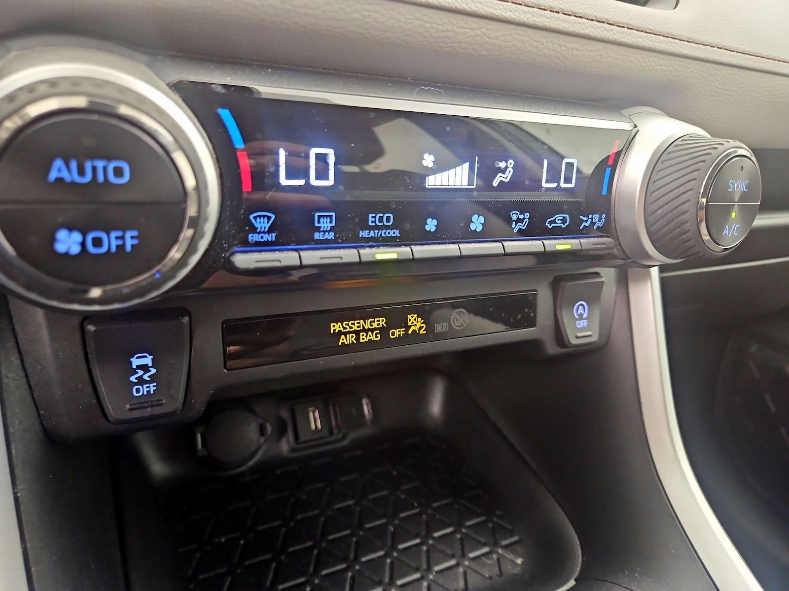2022 Toyota RAV4 XLE - Photo 17