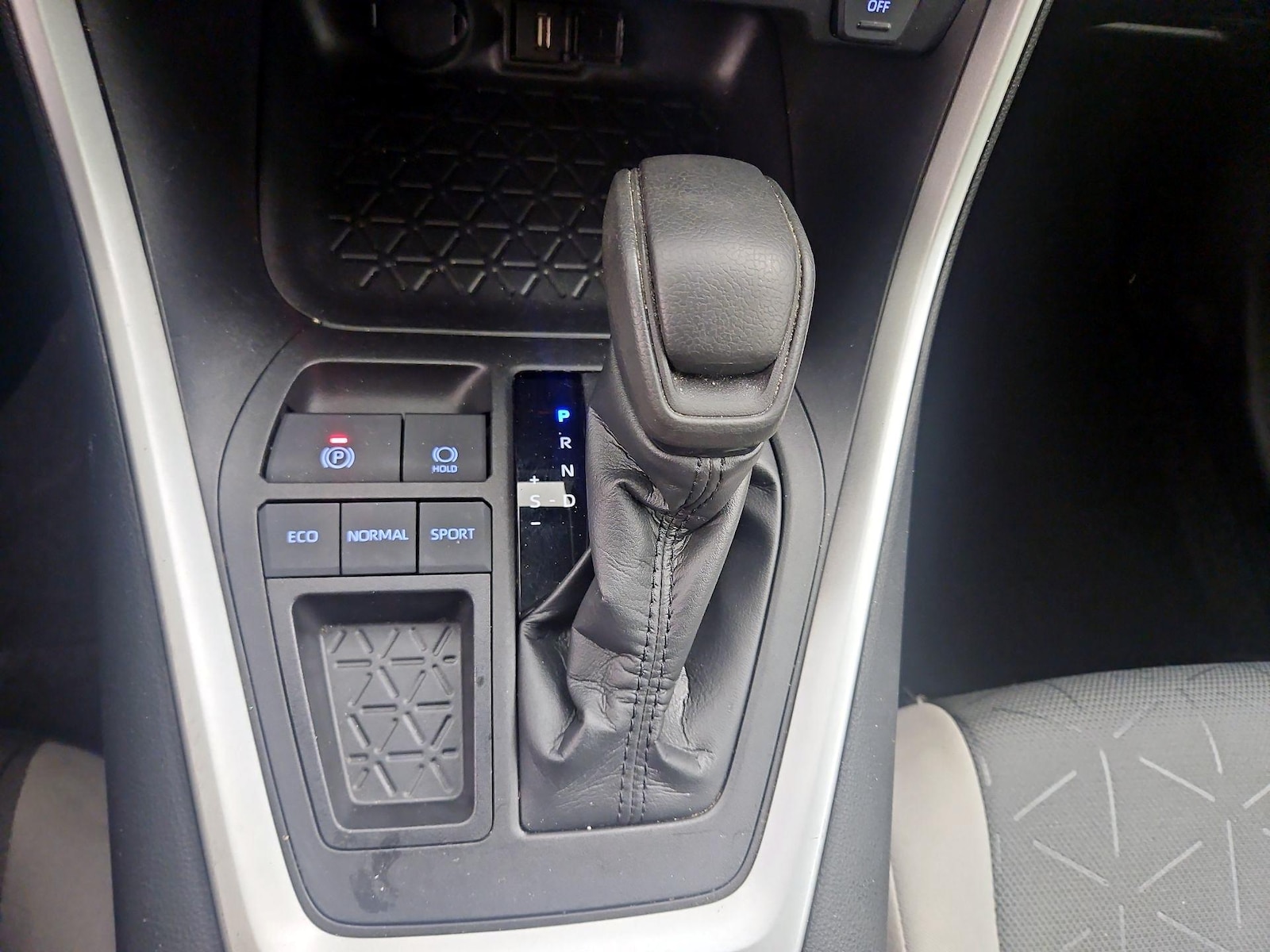 2022 Toyota RAV4 XLE - Photo 18
