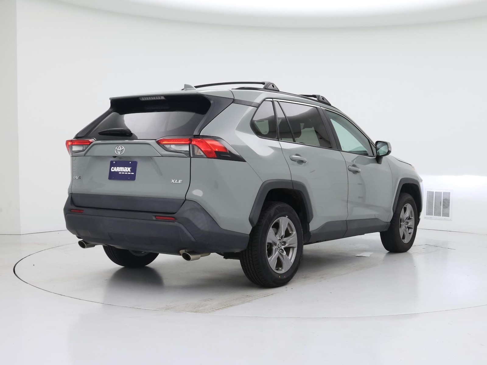 2022 Toyota RAV4 XLE - Photo 9