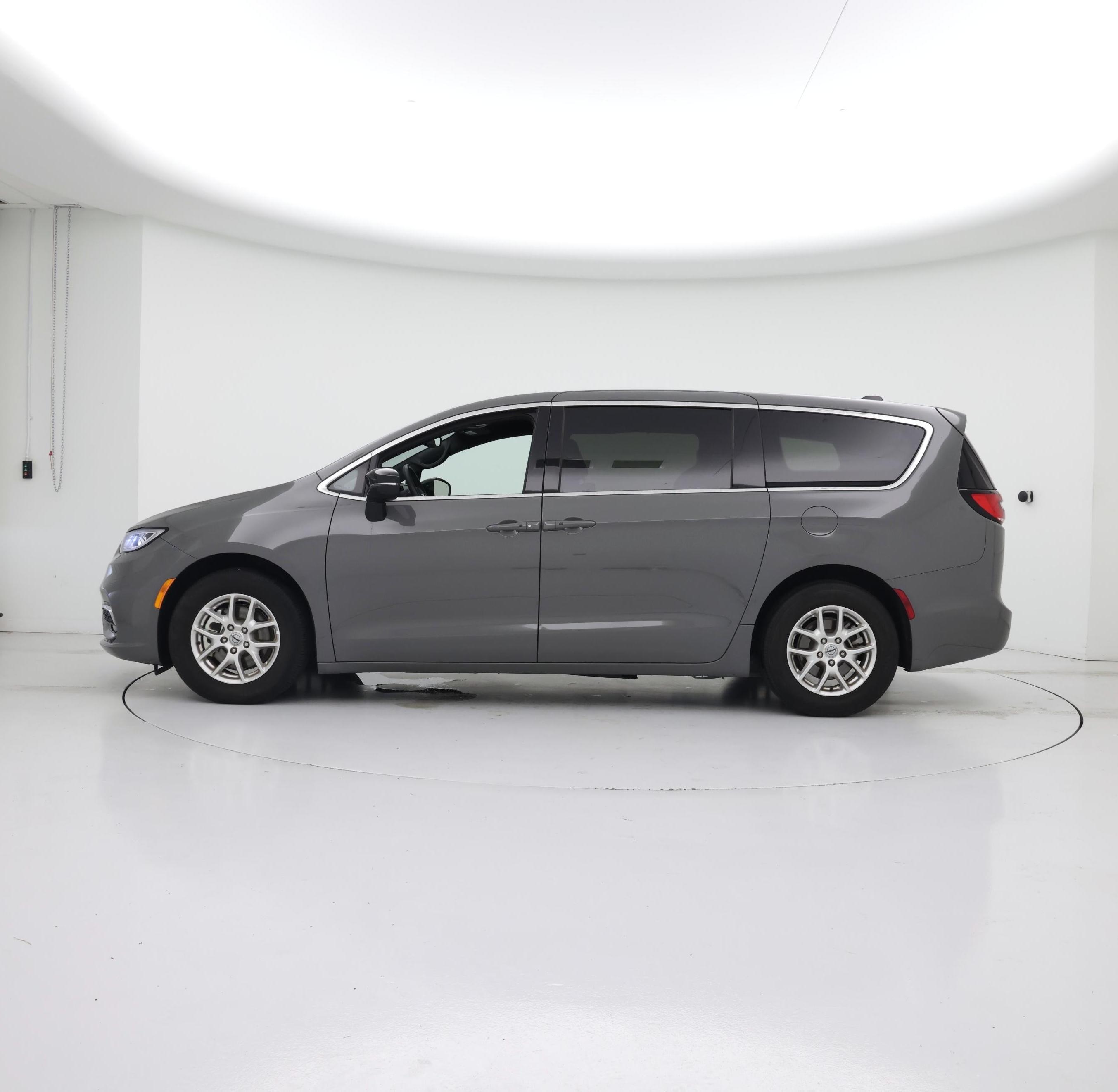 Thumbnail: 2025 Chrysler Pacifica - 3
