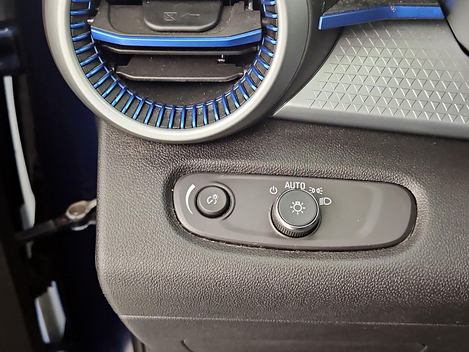 2024 Chevrolet Trax LS - Photo 12
