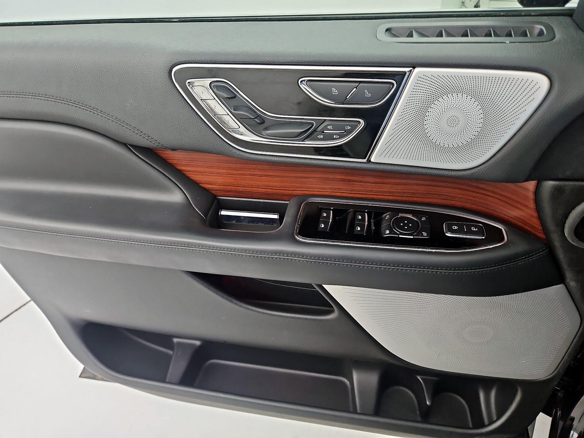 Thumbnail: 2022 Lincoln Navigator - 10