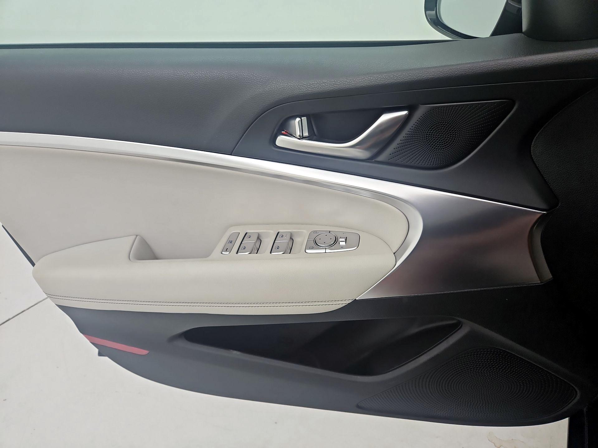 Thumbnail: 2025 Genesis G70 - 12