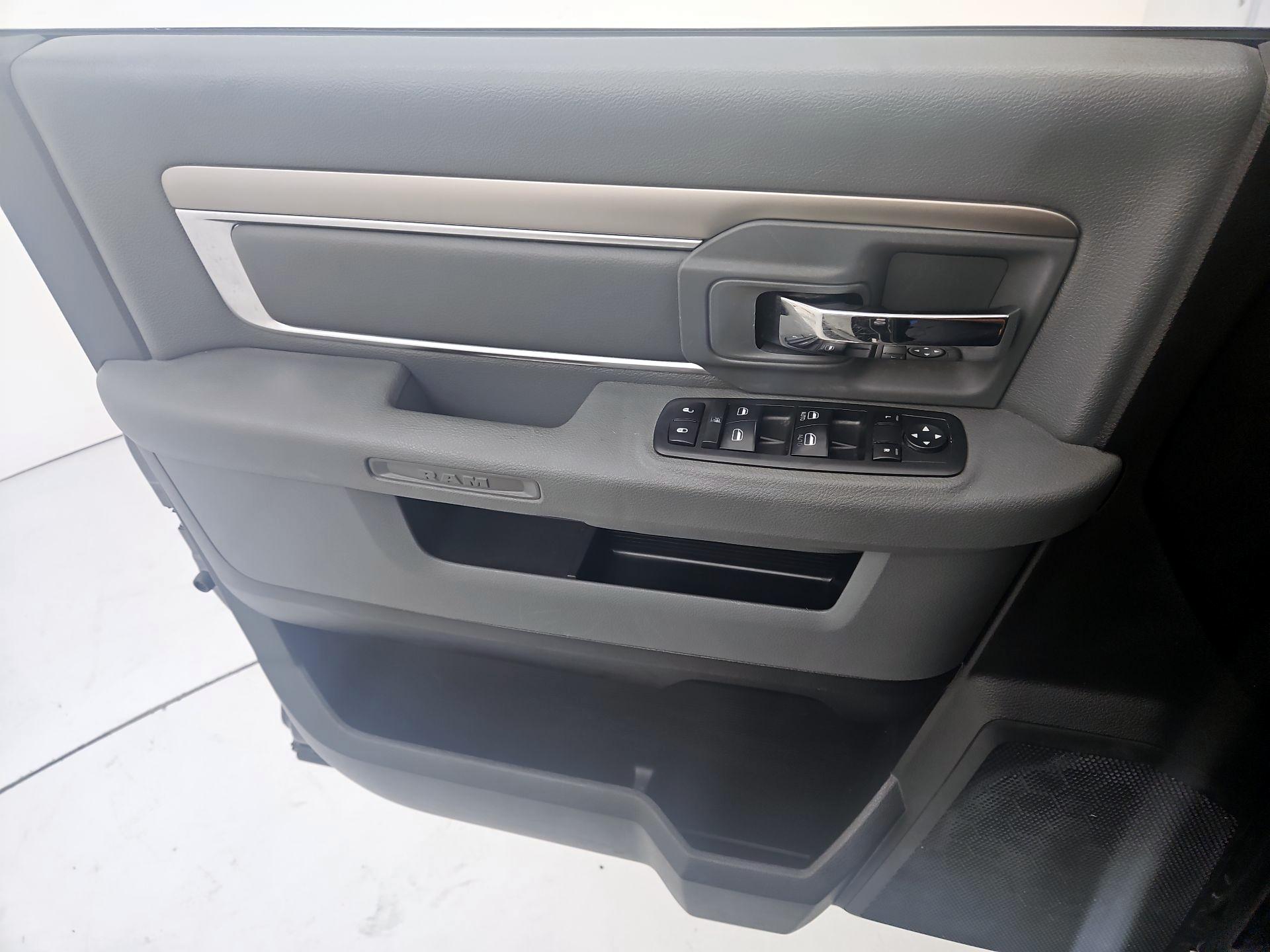 Thumbnail: 2019 RAM 1500 Classic - 12