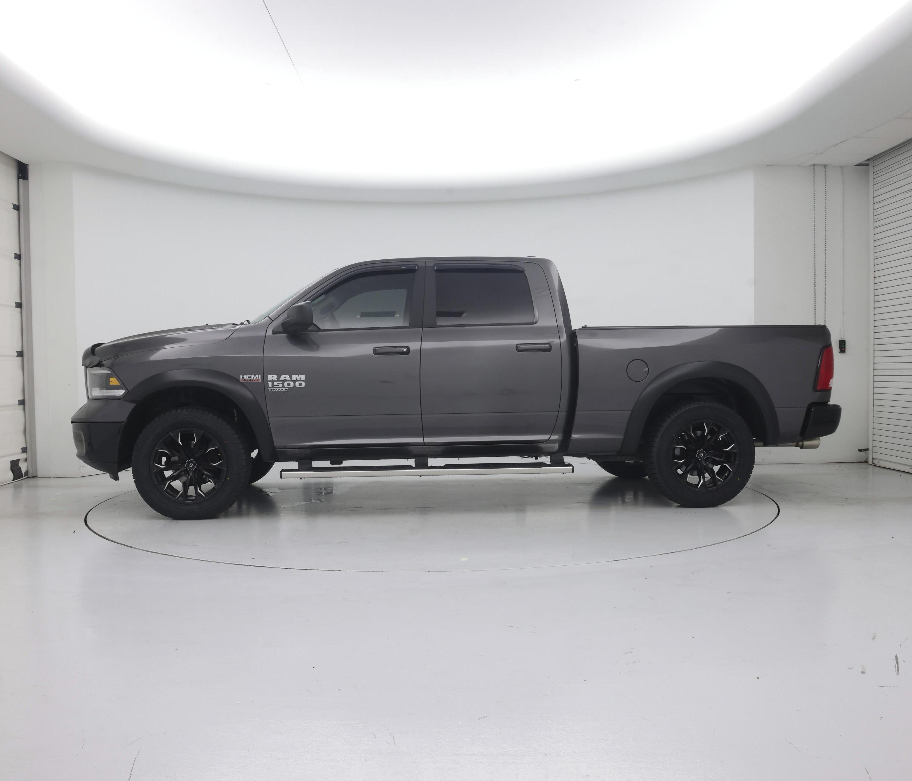 Thumbnail: 2019 RAM 1500 Classic - 3