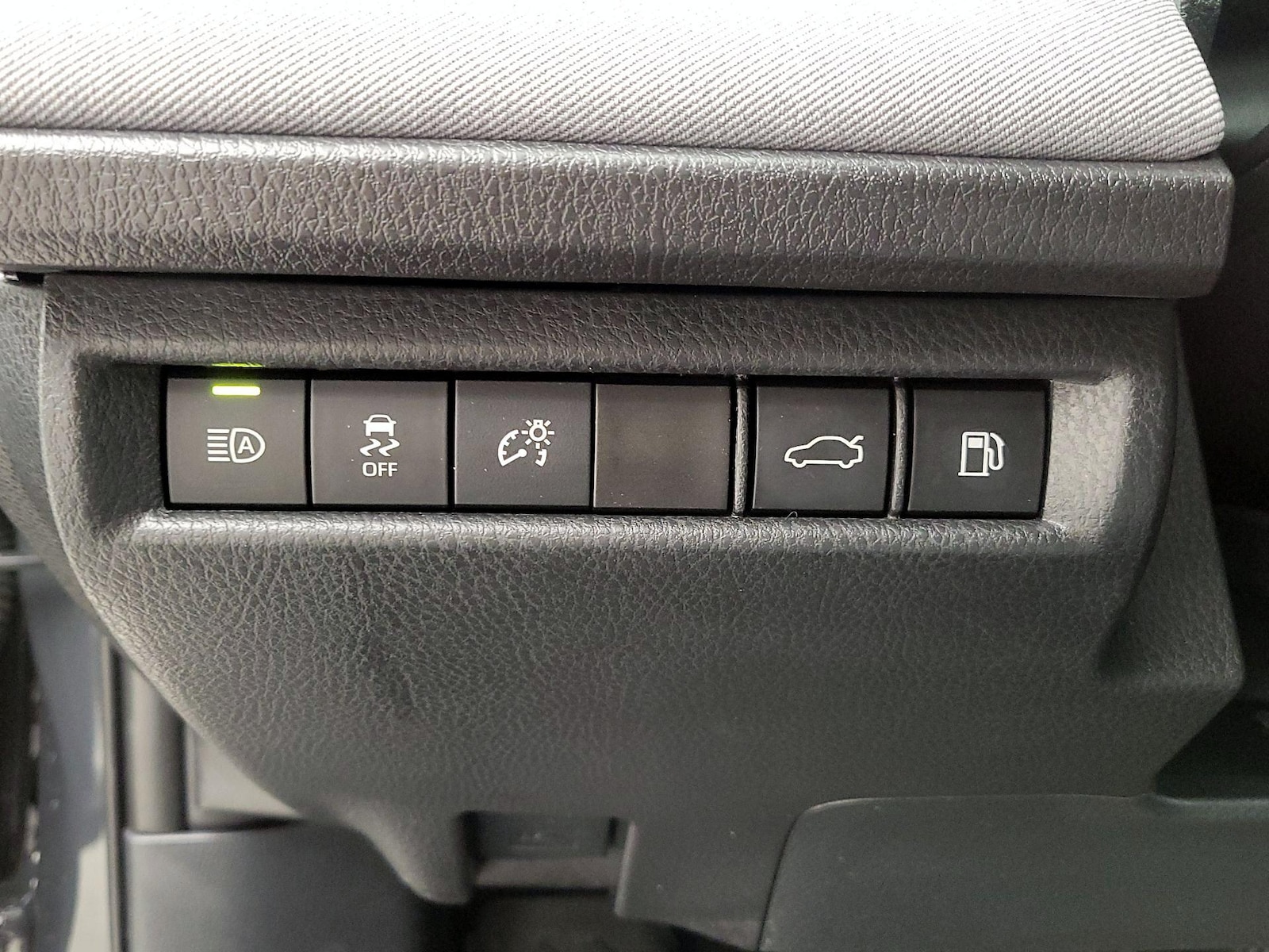 2025 Toyota Camry LE - Photo 14