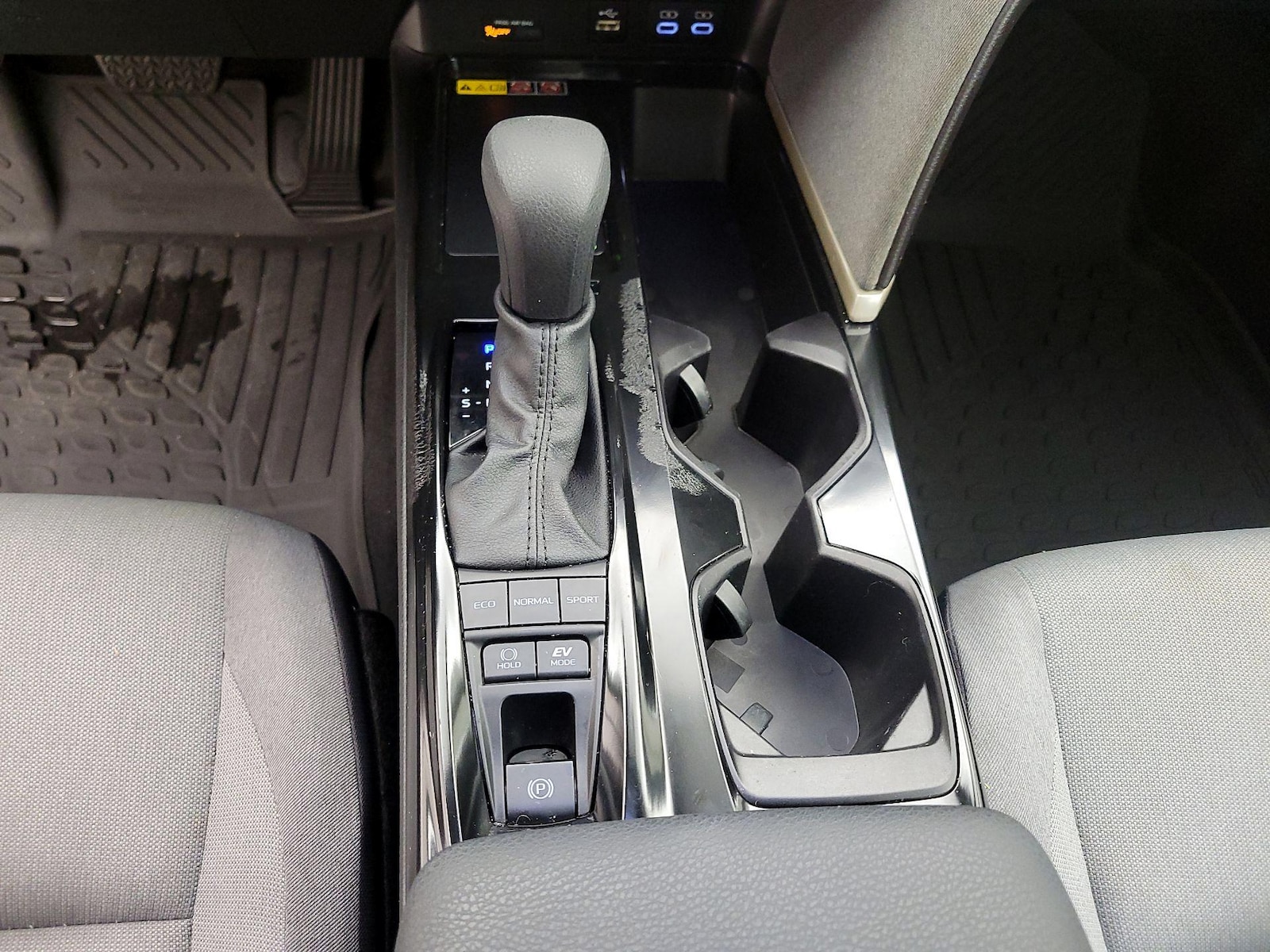 2025 Toyota Camry LE - Photo 18