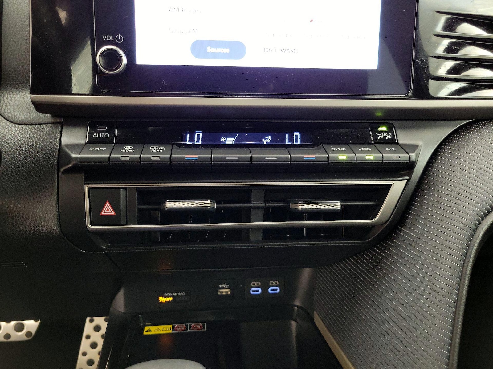 2025 Toyota Camry SE - Photo 17